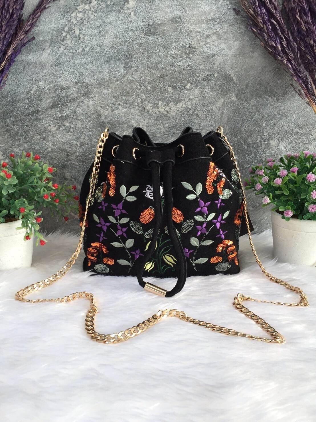 New! 2018 CHARLES & KEITH EMBELLISHED DRAWSTRING BAG กระเป๋าหนังสักลาด ทรงหูรูด ปักลายดอกไม้ ลายกริตเตอร์ สีสันน่ารัก อยู่ทรงแข็ง สะพายด้วยสายโซ่สีทอง ขนาดกำลังดี สะพายไปเที่ยวดูสดใส น่ารักแนะนำเลยค่ะ