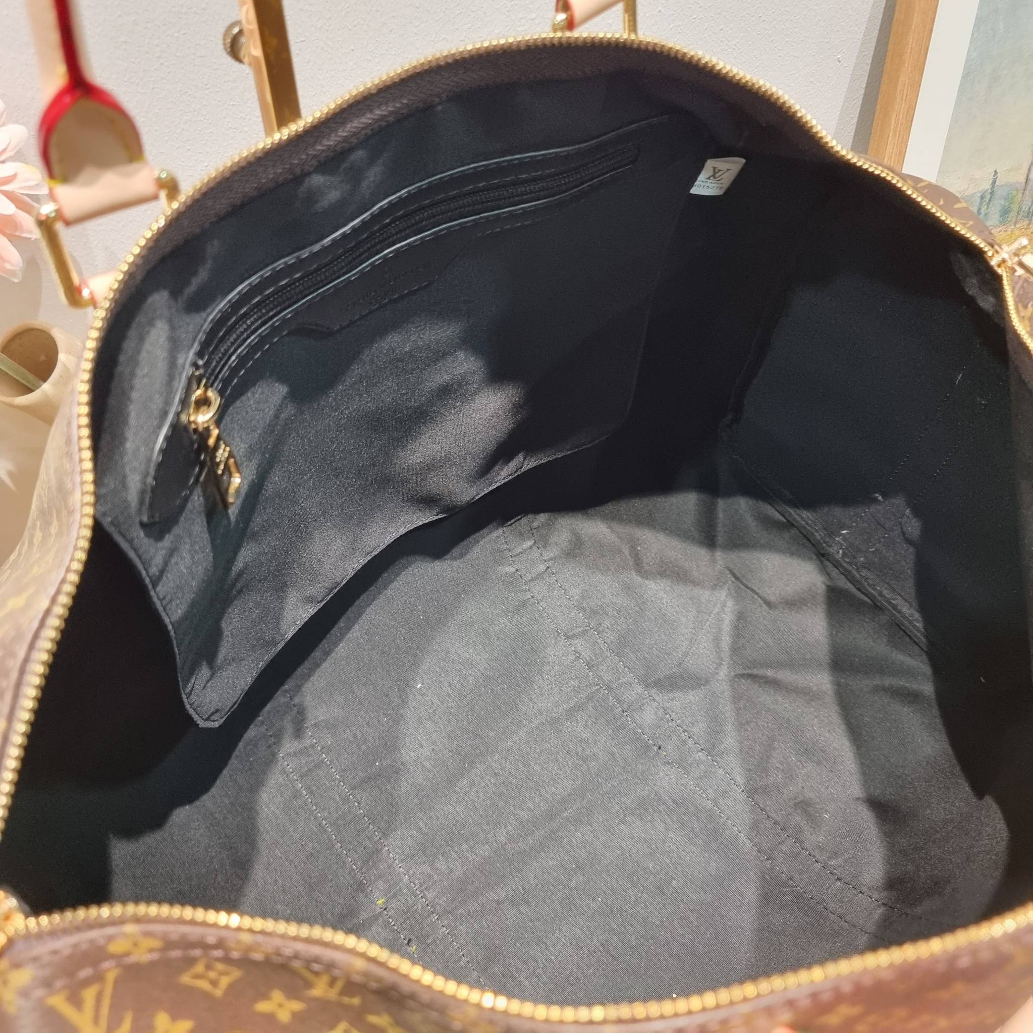 LV KEEPALL BANDOULIERE กระเป๋าเดินทางสุดคลาสสิค ทึ่ใครๆก็เฝ้ารอ ไอเท็มที่จะทำให้การเดินทางไม่ธรรมดาอีกต่อไป ด้วยดีเทลความเป็นเอกลักษณ์ เรียบแต่หรู วัสดุหนังแคนวาสคุณภาพดี ลวดลายโมโนแกรม เปิด-ปิดด้วยซิปแน่นหนา มีกุญแจล็อคได้ มีสายสะพายครอสให้ ภายในโล่งกว้า