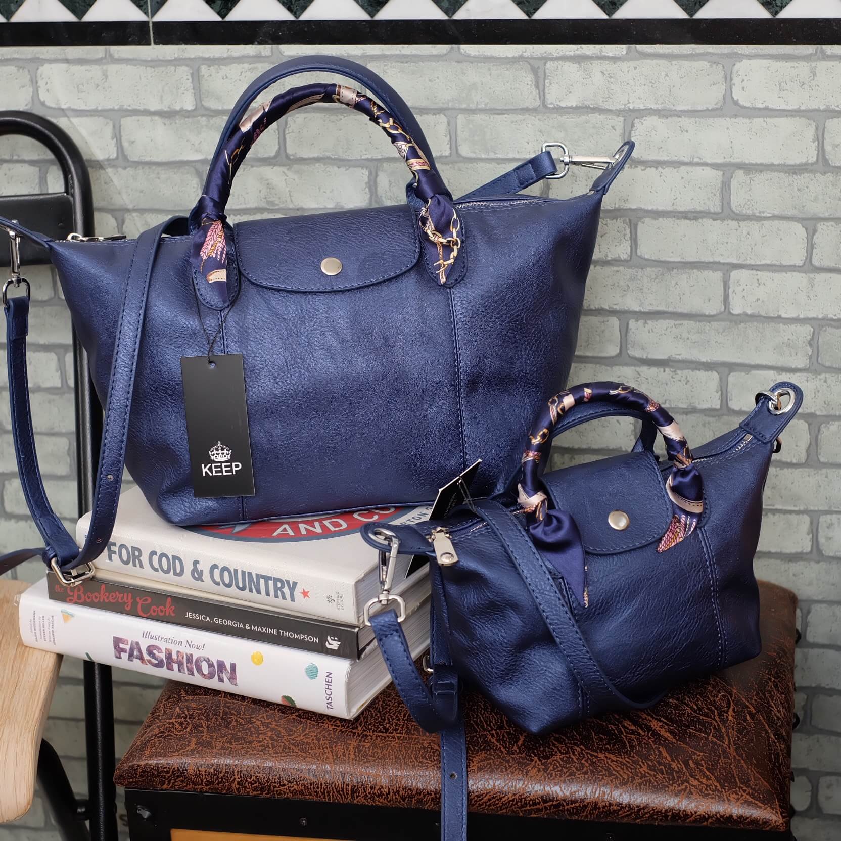 สีมาใหม่ค่า 💙 New arrival! KEEP ทรง longchamp รุ่น Duo Sister - สี Glitter blue ตัวกระเป๋าหนังแกะสังเคราะห์ ลายหนังสวยมากๆคะ นิ่ม สุดๆ รุ่นนี้ จะมี 2 ขนาด คือ mini และ basic ไซด์