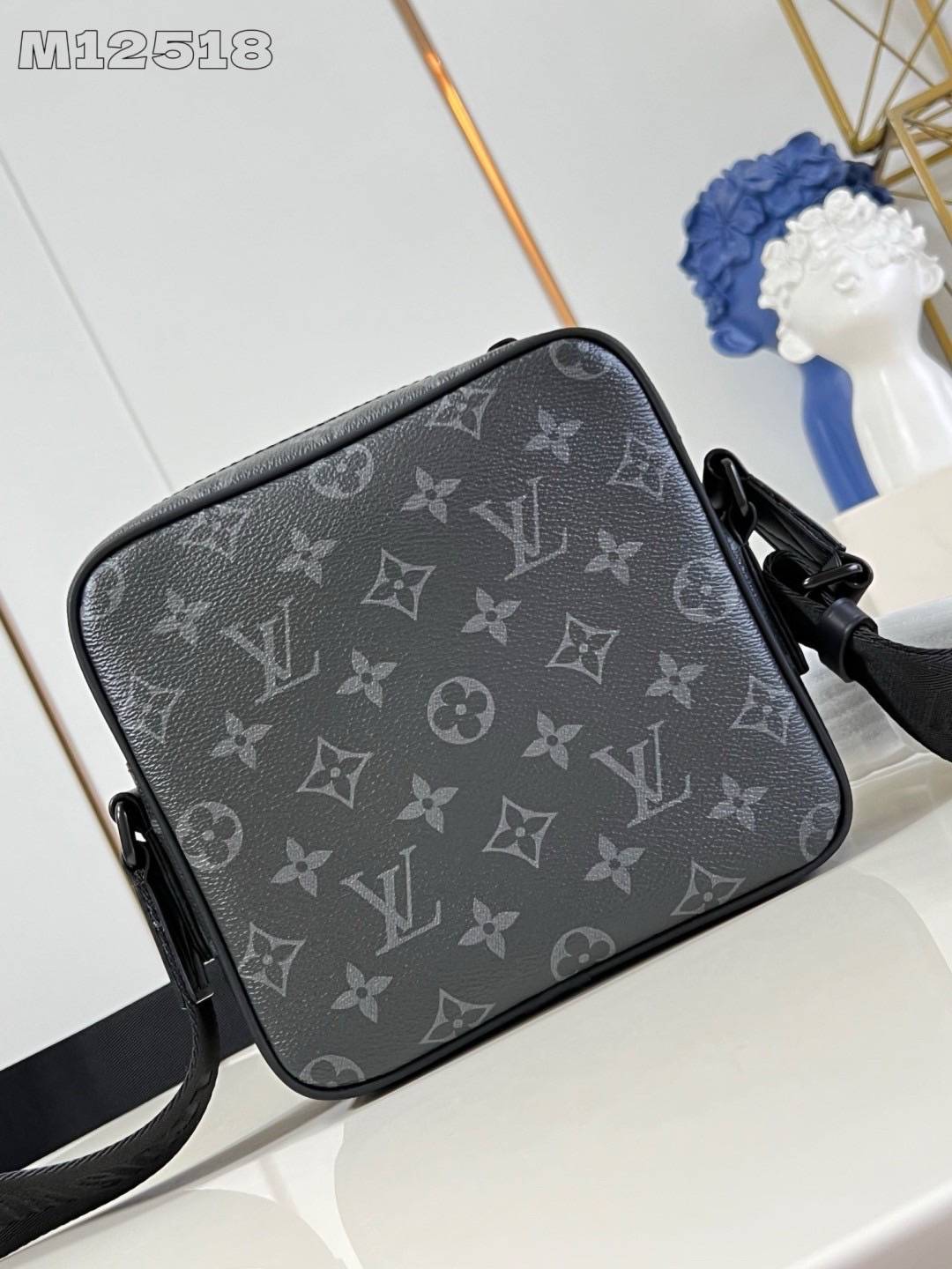 สลับแท้ LV Getaway Messenger Monogram Eclipse Bag กระเป๋าแมสเซนเจอร์ แคนวาสขนาดกะทัดรัดสมบูรณ์แบบสำหรับสุภาพบุรุษ กระเป๋าสะพายเฉียงผสานดีไซน์มีระดับเข้ากับความสะดวกสบายอย่างลงตัว