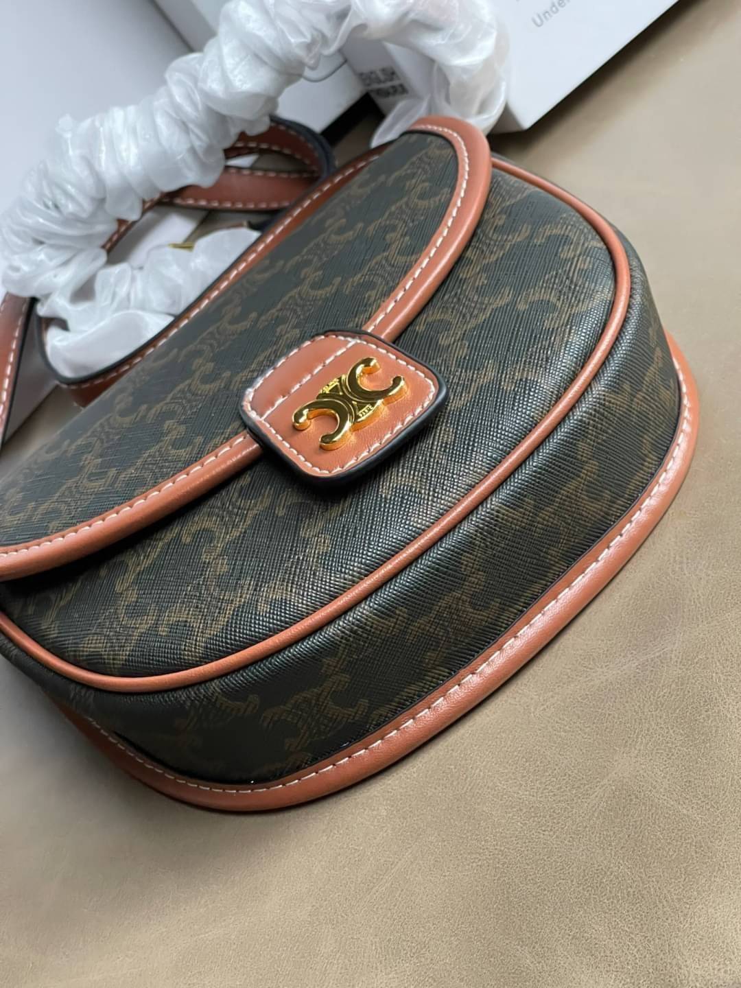 CELINE MINI BESACE IN TRIOMPHE CANVAS หรูหราไปกับกระเป๋าหนังแคนวาสลาย triompe ด้วยขนาดที่กะทัดรัดและดีไซน์ที่เรียบหรูนี้ จึงสามารถนำไปแมทช์กับการแต่งตัวได้ง่าย ไม่ว่าจะเป็นสไตล์การแต่งตัวเท่ ๆ จนถึงสไตล์การแต่งตัวน่ารัก ๆ เพิ่มความหรูหราและโดดเด่นด้วยการต