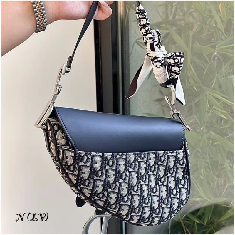 DIOR Saddle bag with shoulder strap Dior Oblique jacquard fabric and smooth Leather กระเป๋าสะพายทรงอานม้า กระเป่าที่มีเอกลักษณ์สวยงามเหนือกาลเวลา รุ่นใหม่ฝาพับแบบหนัง ทรงสวยไม่ซ้ำใคร