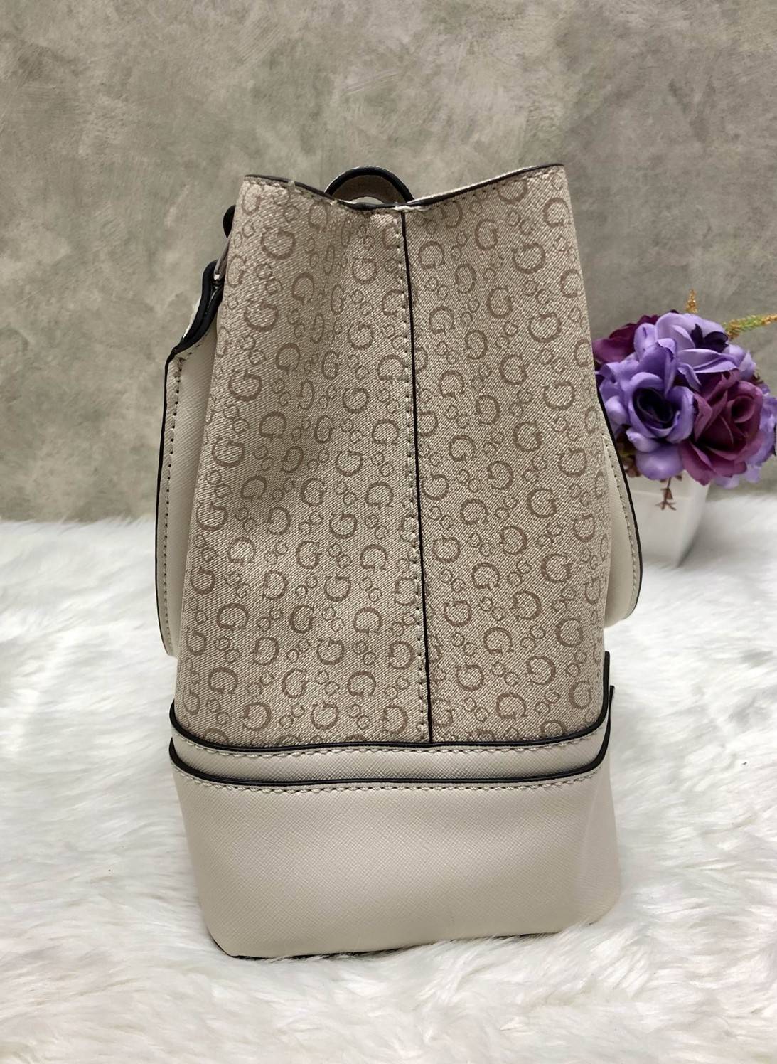 New GUESS FOXWOOD LARGE BAG พร้อมส่ง!!! กระเป๋าถือหรือสะพายแบบคล้องไหล่ได้ วัสดุหนังลายGทั้งใบ ด้านหน้าติดโลโก้แบรนด์หรู เปิดปิดกระเป๋าแบบแบบแม่เหล็ก ด้านในมี3ช่อง มีข่องซิปกลาง ช่องหลักหน้าหลัง ภายในช่องกว้างมากค่ะ ใส่ของจุทีเดียว พร้อมช่องเล็กใส่ของจุกจ