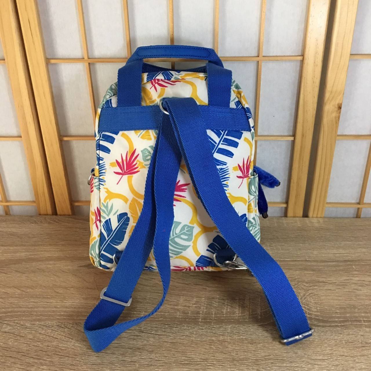 Kipling Mini Backpack K12688 กระเป๋าขนาดมินิ ใช้งานได้ถึง 3 แบบ ปรับเป็นเป้สะพายหลัง สะพายข้าง และมีหูหิ้ว ลวดลายสวยน่ารัก มีช่องเก็บหลายช่องแยกเก็บของจุกจิก ด้านข้างมีช่องโล่งไว้ใส่ขวดน้ำหรือของที่ต้องหยิบใช้บ่อยครั้ง สะพายได้กับสาวทุกลุคเลยค่ะ ไม่ควรพลา