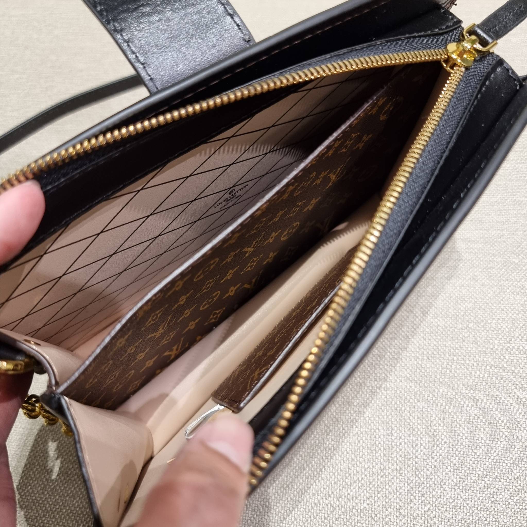 LOUIS VUITTON TRUNK CLUTCH Monogram / LV TRUNK CLUTCH กระเป๋าสะพายกึ่งคลัทช์ ทรงสวย ที่สาวๆเรียกร้อง วัสดุหนังแคนวาส ดีไซน์ทุกอย่างได้ลงตัว หรูหรา ปากกระเป๋ามีสายคาดล็อค และช่องซิปปิด ภายในแบ่งสัดส่วนไว้ดีมากๆ มาพร้อมสายสะพายโซ่สลับหนัง ที่ถอดออกได้ พกเป็