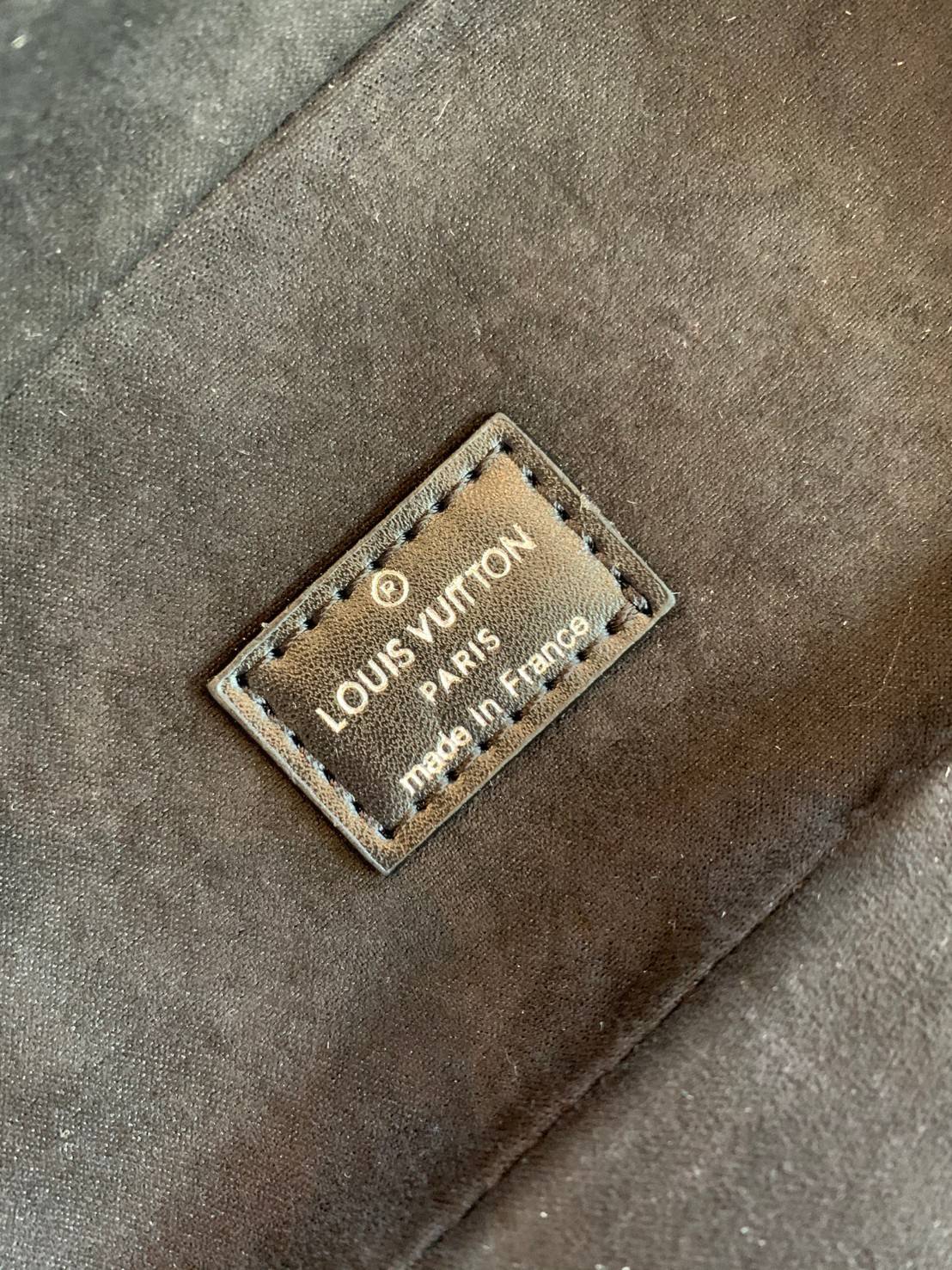 LOUIS VUITTON VANITY PM MONOGRAM 💫พร้อมส่ง จำนวนจำกัด พลาดคือรอนานมากค่ะ! กระเป๋า LV หิ้วก็เริ่ด สะพายข้างก็เก๋ ไม่แพ้กันเลยค่ะ หนังแท้ หนังนิ่มมาก จับแล้วไม่สากมือแข็งทื่อนะคะ! เปิดปิดกระเป๋าแบบซิปคู่รอบห้อยอะไหล่กุญแจแบรนด์พร้อมความหรูเข้ามาเพิ่