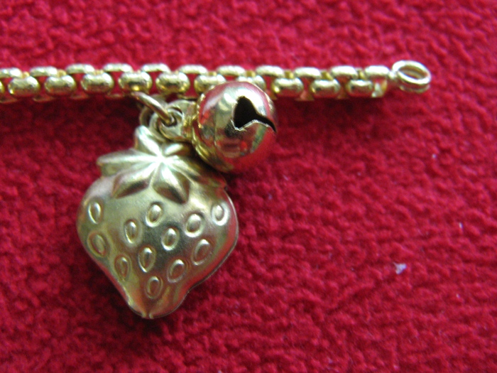 สินค้าหมดค่ะ สร้อยข้อมือทองเหลือง+จี้สตอเบอร์รี่ค่ะ