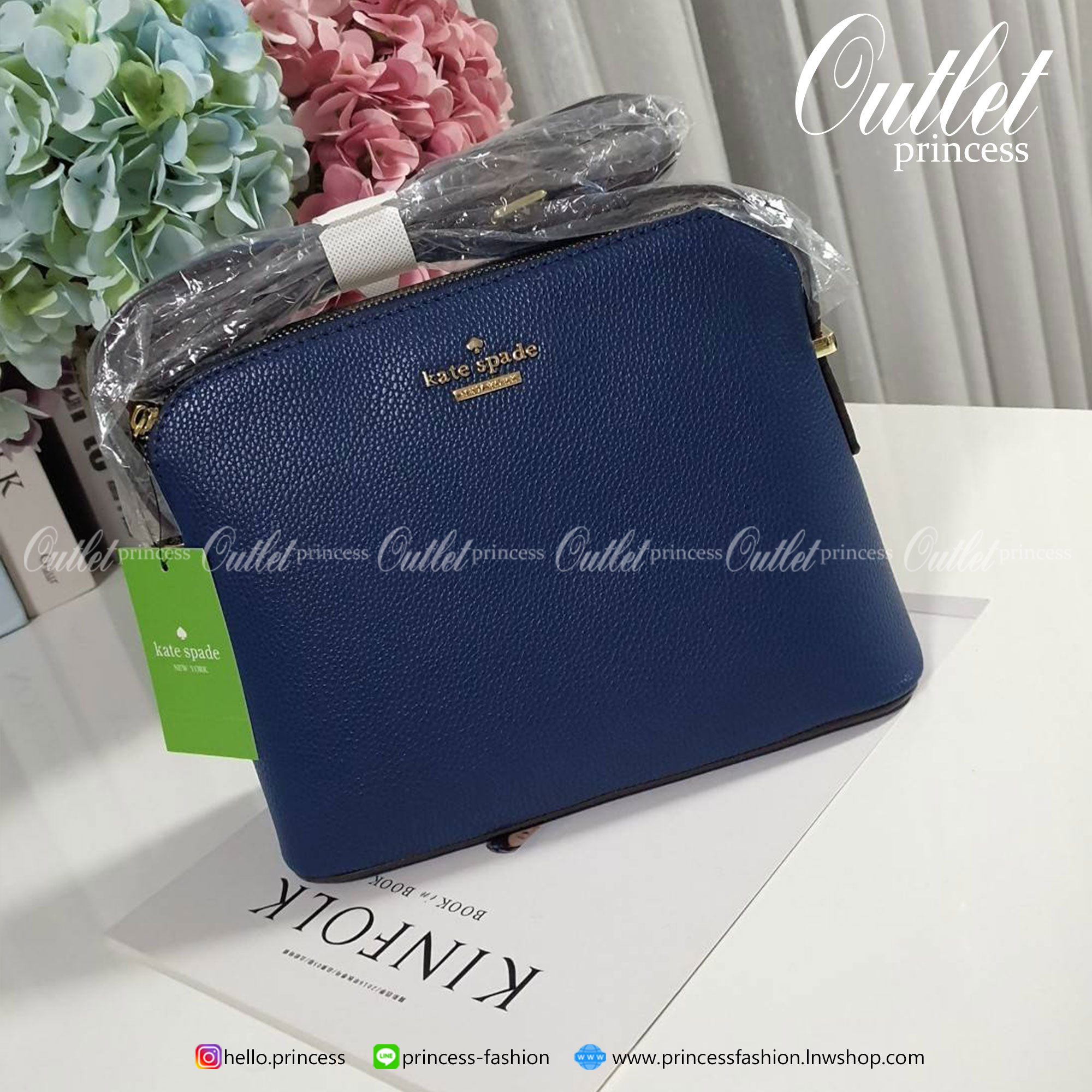 KATE SPADE CROSSBODY BAG แบรนด์ดังจากอเมริกาสุดฮิตของวัยรุ่น กระเป๋าสะพาย ขนาดน่ารักกำลังดี เปิดปิดด้วยซิปเดียวด้านบน ภายในมีช่องเล็ก1ช่อง ใส่มือถือได้ทุกรุ่นและกระเป๋าสตางยาวได้ ความยาวสาย 117cm ปรับได้ถึง5ระดับ รุ่นฮิตอีกรุ่นที่ไม่ควรพลาดเลยคร้า