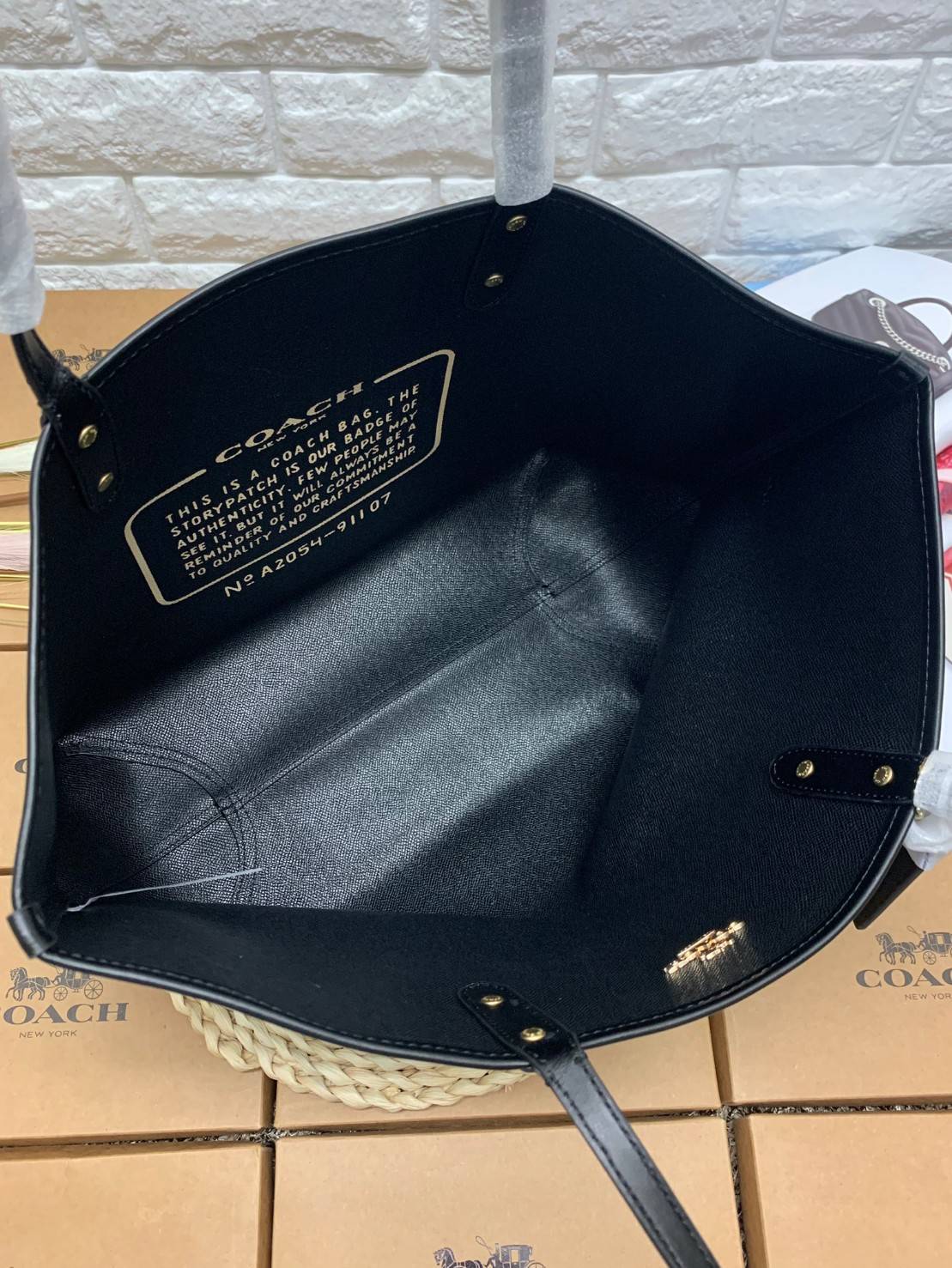 COACH 91107 REVERSIBLE CITY TOTE WITH HORSE AND CARRIAGE PRINT ใช้ได้ 2 ด้าน 🔺ทรง Tote รุ่นแนะนำค่ะ!! วัสดุ pvc อย่างดี นิ่มยวบตัวสวย ลายรถม้าทั้งใบค่ะ (ในไทยหายากค่ะลายนี้) 📌สามารถใช้ได้ทั้งด้านในและด้านนอกนะคะ สวยทั้ง2ด้านเลยทีเดียว เป็น