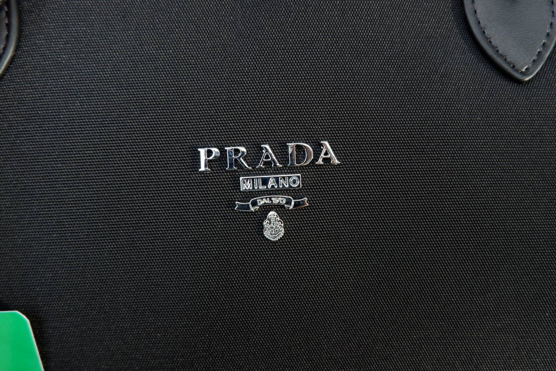 คุ้มจุใจสาวๆค้า 👏👏 ใบนี้ Must Have item! กระเป๋าสะพายทรง TOTE ใบใหญ่ จากพรีเมี่ยมกิ้ฟท์เคาเตอร์แบรนด์ PRADA อะไหล่เงินทั้งใบ เปิดปิดด้วยซิป สะพายไหล่ได้ ไม่ติด จุคุ้มมากสุดๆค่ะ ใส่เสื้อผ้า 1-2 วันได้สบาย ด้านข้างสามารถปรับได้สองทรงตามสไตล์