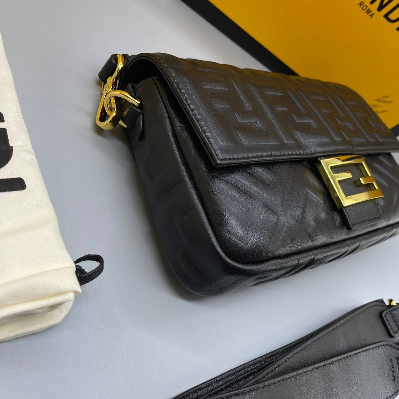 หนังแท้ FENDI Baguette Black leather bag พร้อมส่งที่ไทย ภาพสินค้าถ่ายจากงานขายจริง ใช้งานต่างประเทศได้ค่ะ