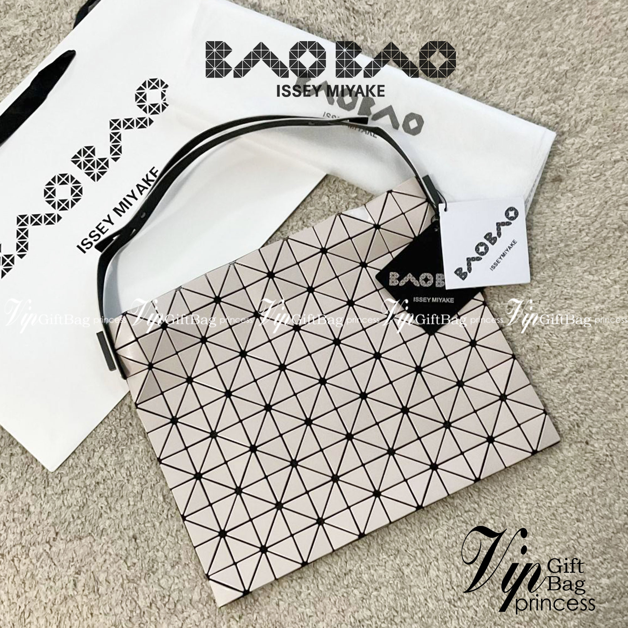 รุ่นใหม่ล่าสุด! พร้อมส่งที่ไทย! BAO BAO ISSEY MIYAKE BAGUETTE HANDBAG (LARGE) กระเป๋าสะพายไหล่จากทรงสวย วัสดุ 100% POLYVINYL CHLORIDE ด้านในใส่ของได้กำลังดีเลย ใส่ไอแพดมินิ กระเป๋าสตางค์ยาวได้ สมุดโน้ตได้สบายเลย วัยทำงานหรือวัยนักศึกษา อย่างน้อยต้องมีแบรน