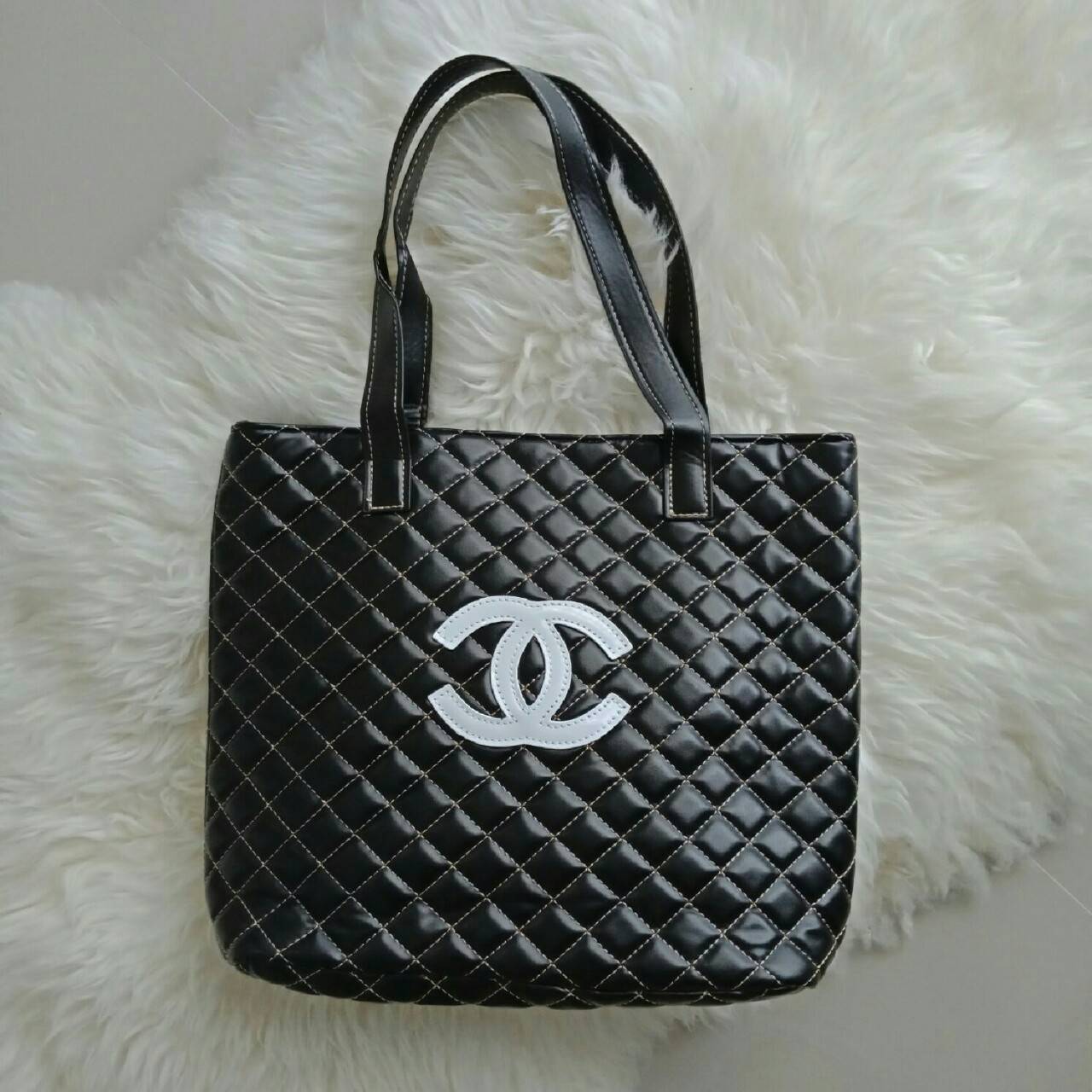 CHANEL LARGE VIP TOTE BAG สินค้าสมนาคุณจากงาน VIP GIFT แบรนด์ดังสุดหรูอย่าง CHANEL โดดเด่นด้วยตัวกระเป๋าขนาดใหญ่ จุของได้เยอะ วัสดุหนัง PU นิ่ม ด้านหน้าปักด้วยโลโก้ CC หนังแก้ว เปิดปิดด้วยกระดุมแม่เหล็ก ด้านในผ้าบุปั้มแบรนด์ชาแนล มีช่องใส่ของใหญ่ แถมแบ่งช