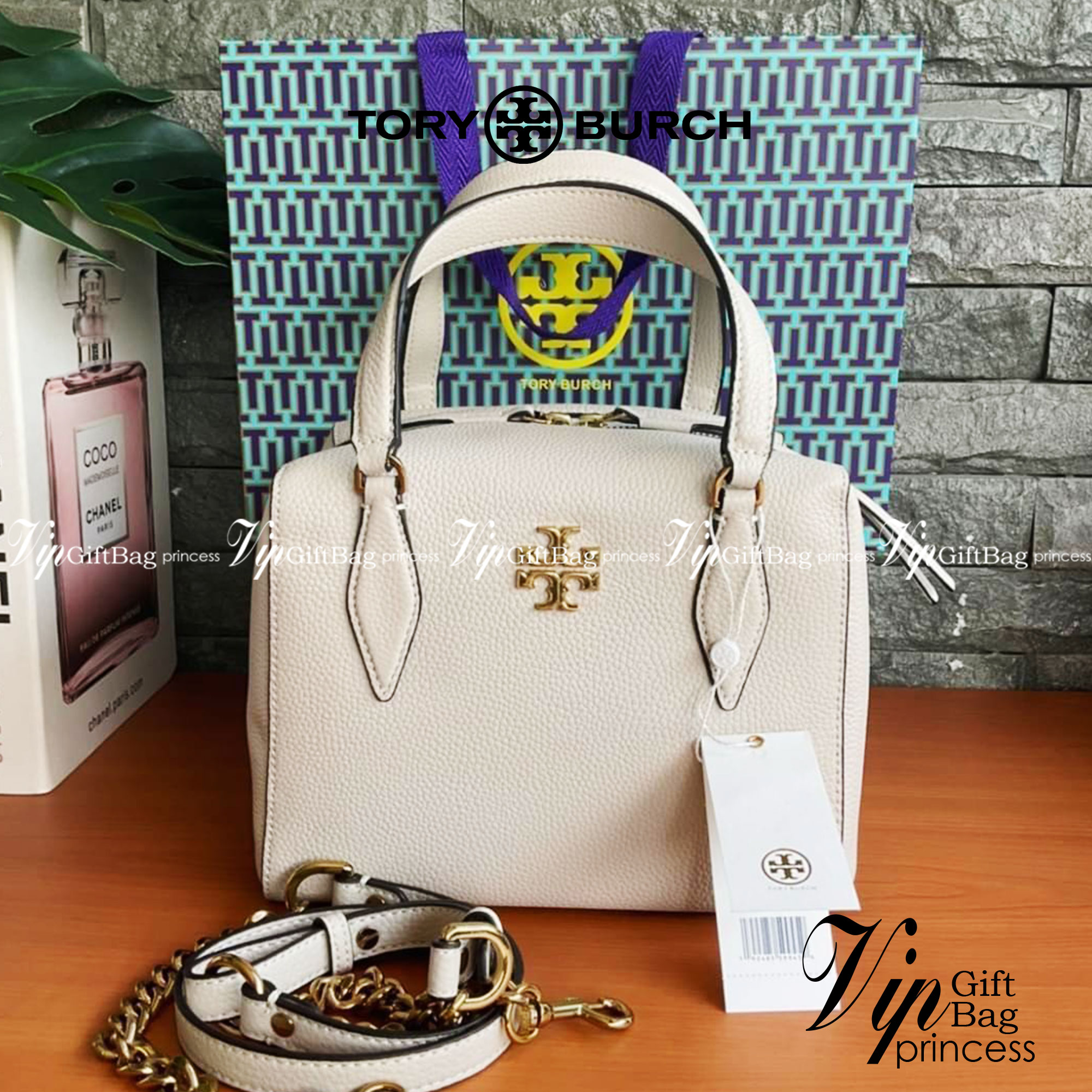 TORY BURCH KIRA PEBBLED SATCHEL BAG รุ่น 74650 กระเป๋าสะพาย Crossbody หนัง togo อะไหล่ทอง ทรงสวยสุดฮิต เป็นรูปทรงใหม่ มาแรงที่สุดในตอนนี้!! สัมผัสนุ่มมือ ตั้งอยู่ทรง ออกแบบเก๋ไก๋ สามารถปรับใช้ได้ 2 แบบ ไม่เหมือนใคร เปิดปิดด้วยซิป ภายในบุผ้าอย่างดี ช่องหลั