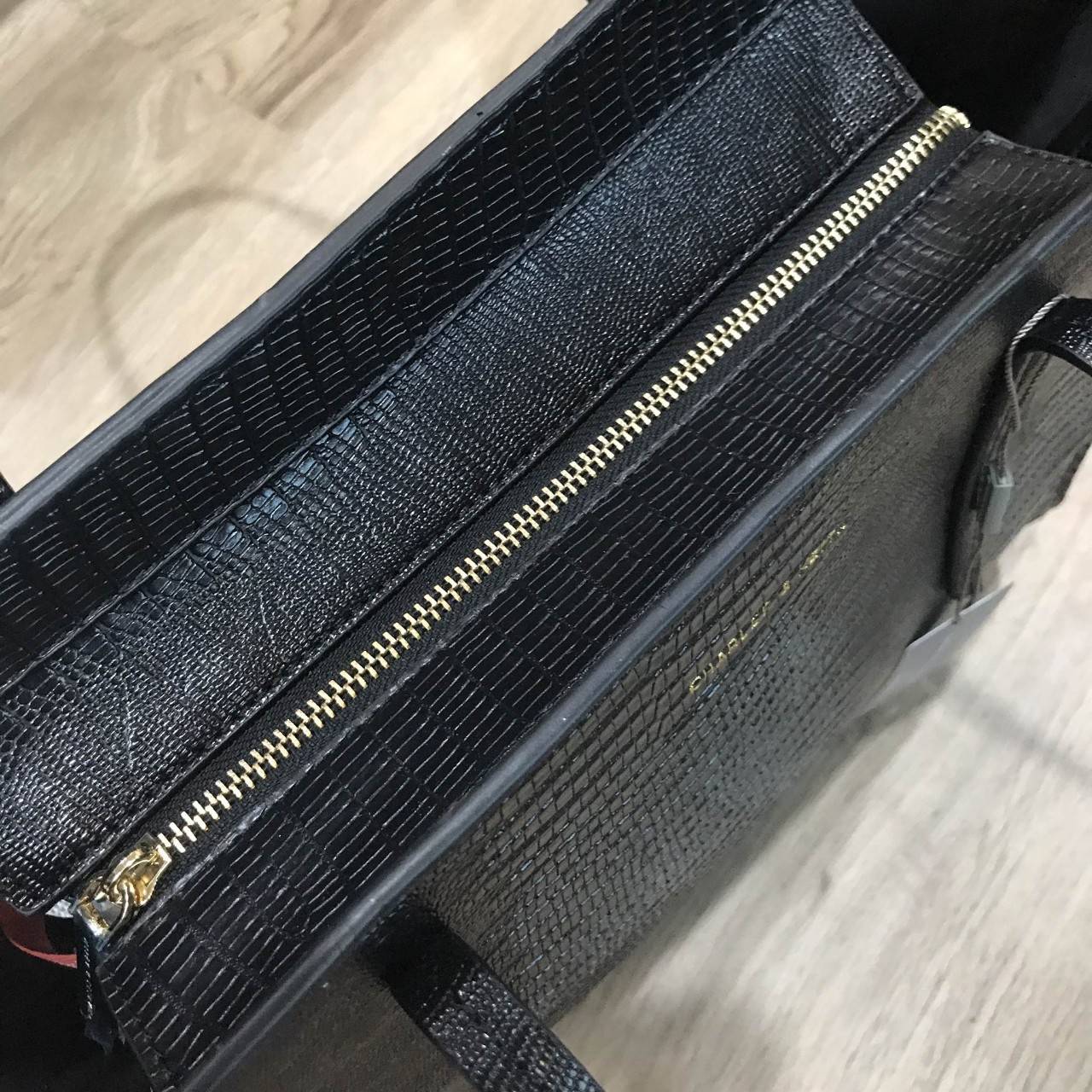 CHARLES & KEITH STRUCTURE TOTE BAG กระเป๋าสะพายทรง Tote ขนาดใหญ่จุใจ น้ำหนักเบา เปิดปิดด้วยซิป หัวซิปปั๊มโลโก้ มีหมุดรองฐานกันรอย ทั้ง 4 มุม ภายในมีช่องซิป และช่องใส่มือถือ กว้างและจุค่ะ ใส่เอกสาร A4, iPad, สัมภาระได้ จะสะพายไปเรียน ไปทำงาน ก็ดูดี ใบนี้สส