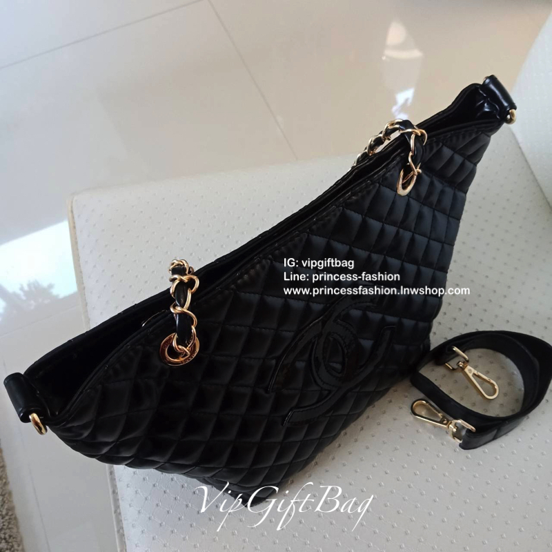 Chanel Tote & Shopping Bag กระเป๋าสะพายทรง Shopping Bag พรีเมี่ยมกิ้ฟ Limited Edition ของแท้ 100% นำเข้าจาก Chanel Perfume Counter ใบใหญ่วัสดุหนัง PU ประดับโลโก้ CC สุดคลาสสิค ซับใน Polyester 100% เปิดปิดด้วยกระดุมแม่เหล็ก จุสุดๆ สามารถใส่เอกสารA4หนังสือ 