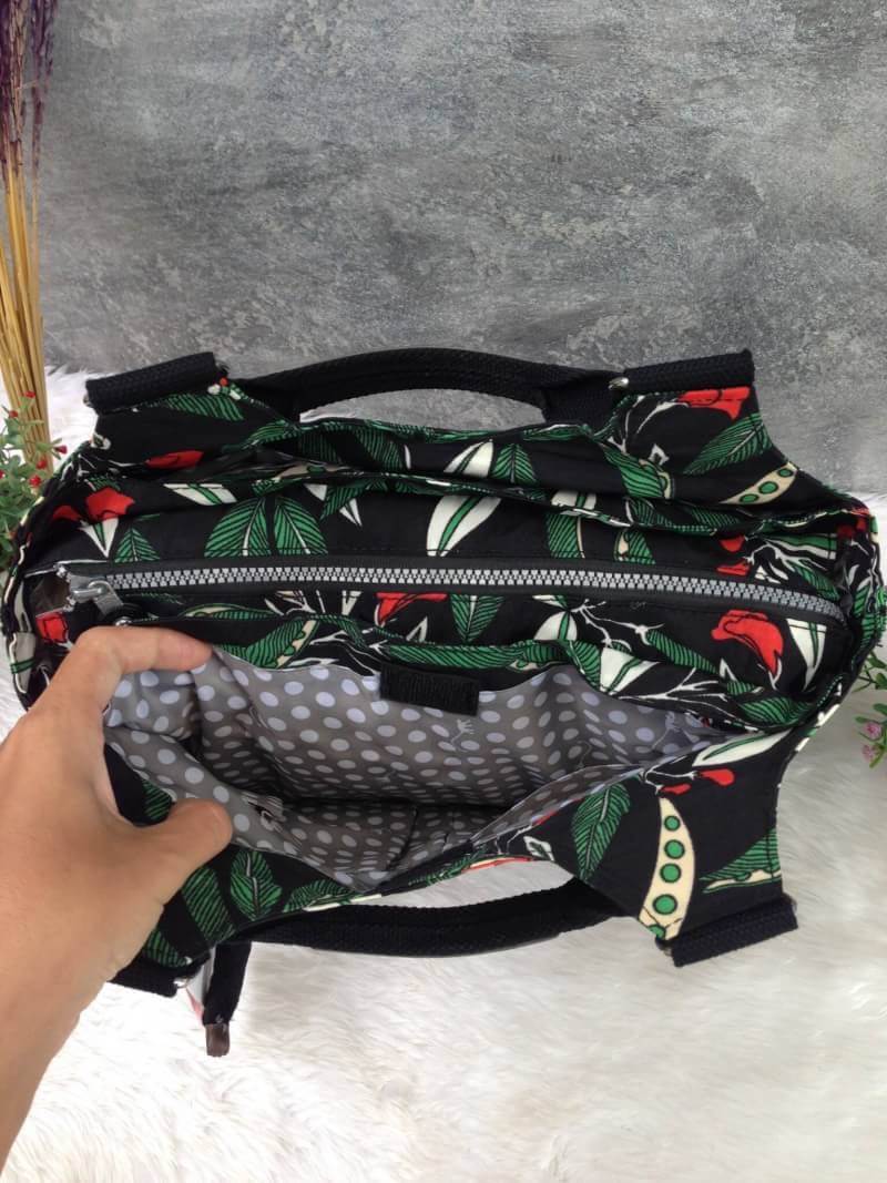 Kipling รุ่น Cicele กระเป๋าสะพายไหล่ใบใหญ่ สวยน่ารัก ตัวกระเป๋าด้านในเป็นช่องโล่งแบบปิดเปิดด้วยซิป มีช่องซิปด้านใน ด้านข้างกระเป๋า มี 2 ช่อง ปิดเปิด ด้วยเทป พร้อมที่ใส่โทรศัพท์ ปากกา และ MP 3 ในส่วนด้านใน และ ด้านข้างกระเป๋า ซ้าย-ขวา เป็นช่องขนาดเล็กสำหรั