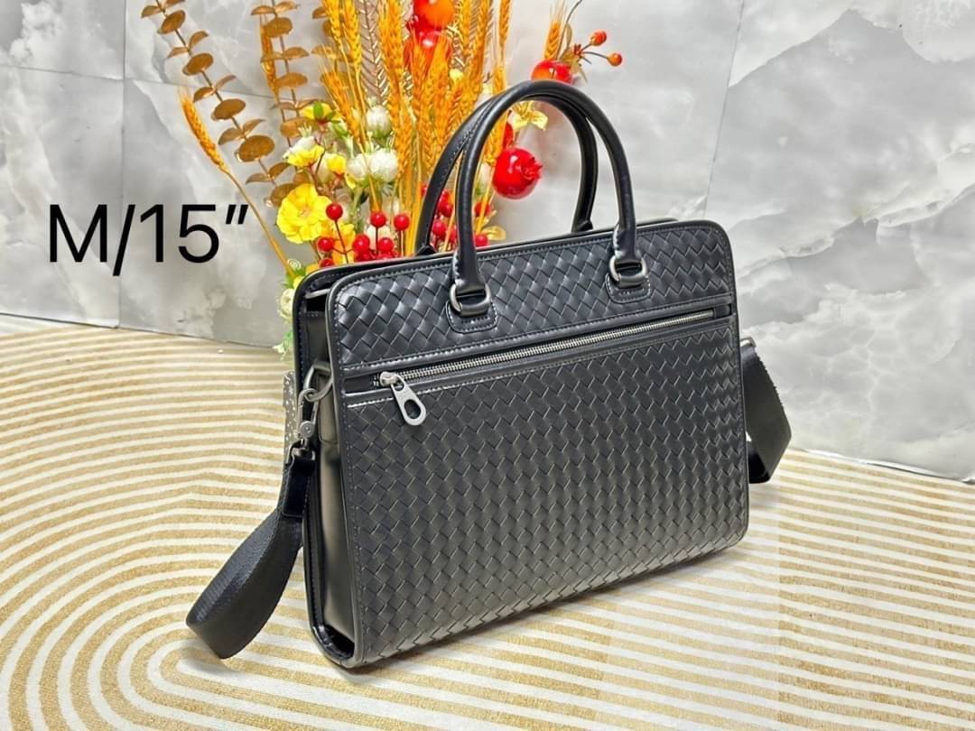 Bottega Veneta Getaway Briefcase กระเป๋าใส่เอกสาร สวยเรียบหรูคลาสสิกเป็นเอกลักษณ์ โดดเด่นด้วยงานสานตาราง ดีไซน์เรียบง่าย แต่ดูแพง ไอเท็มสุดปัง!!