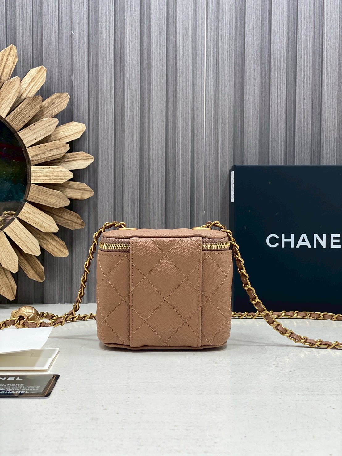 ORI หนังแท้ | Chanel Small Vanity with Chain กระเป๋าสะพายทรงวานิตี้ใบเล็กน่ารัก ดีไซน์เรียบหรู ใส่เครื่องสำอางค์หรือของใช้จุกจิกได้ น่ารักน่าใช้ สวยหรูดูแพง ลุคคุณหนูสายคิ้วควรมีค่า