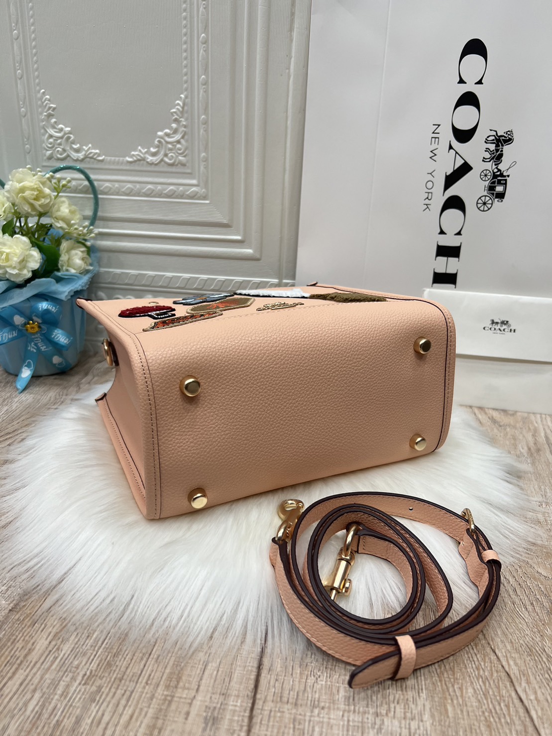 Coach Dempsey Tote 22 With Creature Patches CC421 คอลเลคชั่นใหม่ กระเป๋าทรงโท้ท ขนาดน่ารักน่าใช้มากๆ ดีไซน์น้องหมีจิ้มลิ้มดึงดูดสายตามากๆ ฟังก์ชั่นการใช้งานสะดวก มีทั้งสายคล้องในตัว และสายครอสบอดี้ ภายในกระเป๋าเป็นช่องโล่ง ใส่ของสำคัญได้ครบครันไม่ต้องห่วง