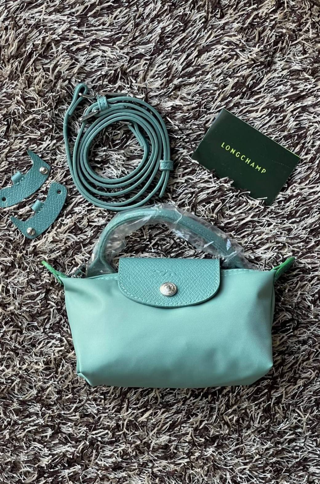 LONGCHAMP LE PLIAGE ORIGINAL Pouch with handle กระเป๋าถือขนาดมินิทรงpouch ให้ความหรูหราจาก Le Pliage (เลอ ปลิยาจ) ในขณะที่ที่ปิดแบบซิปช่วยให้คุณมั่นใจได้