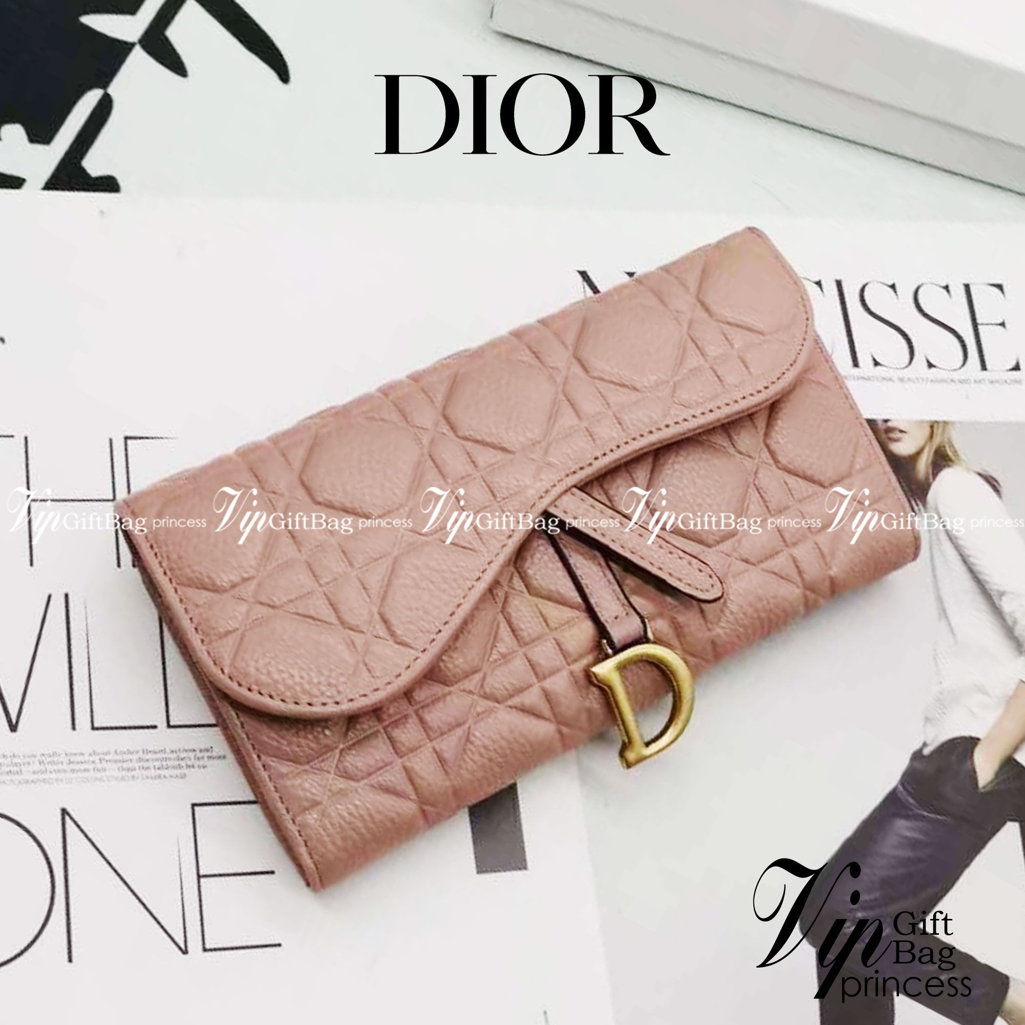 Dior Long Saddle Wallet / Dior Wallet / Dior Long Wallet กระเป๋าสตางค์ใบยาว เปิดหน้าทรงเคิร์ปอานม้า มีห้อยตัว D เอกลักษณ์ของความหรู วัสดุหนังแท้ ผสมผสานความสง่างามและคลาสสิกที่เข้ากับยุคสมัย ด้านหน้าโดดเด่นด้วยซิกเนเจอร์แบรนด์ เป็นอีกหนึ่งรุ่นที่ดาราเชเลป