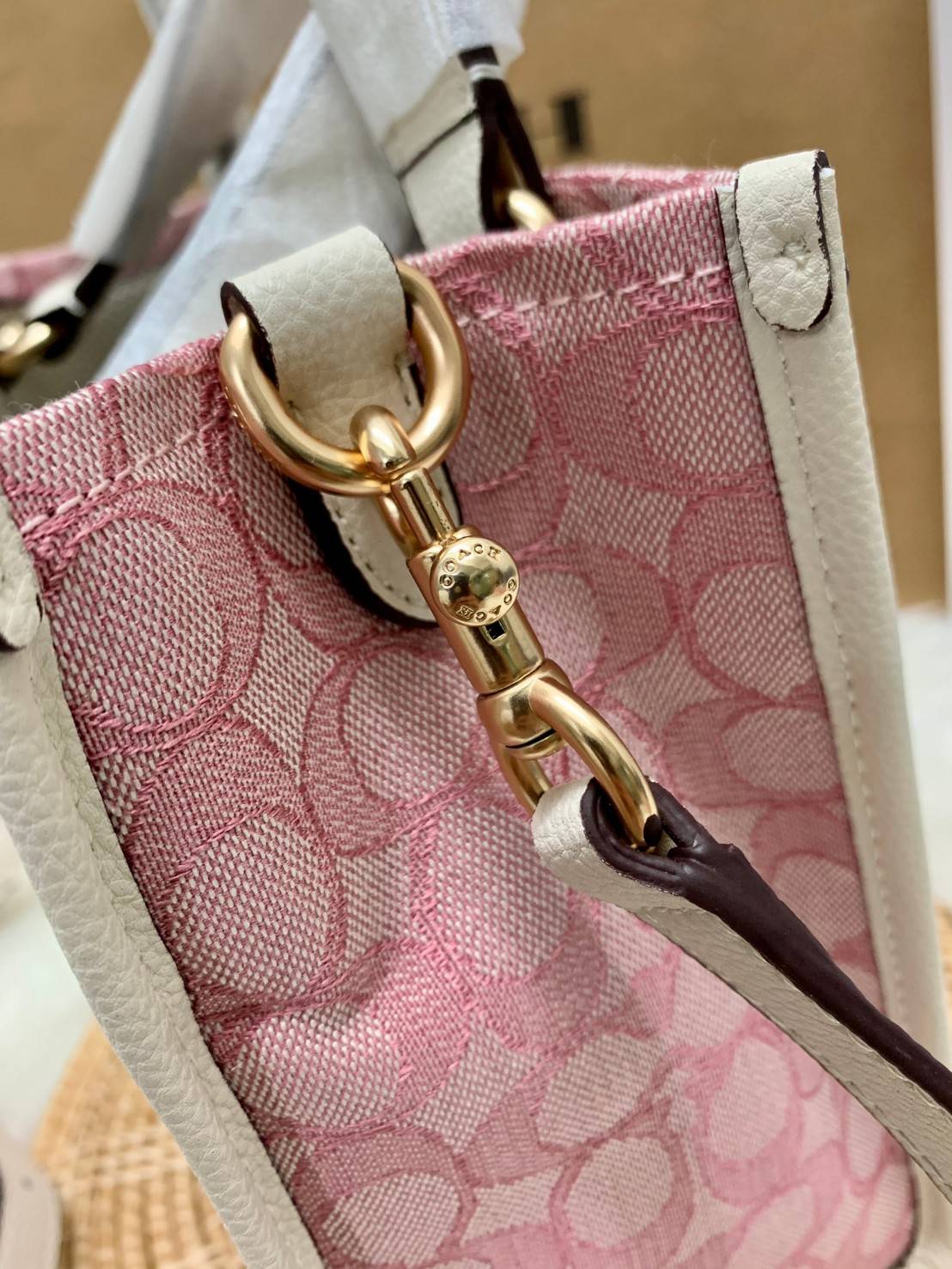 ใหม่ล่าสุด อดใจยังไงไหว💋 COACH Dempsey Field Tote 22 ((C5268//C5115)) พร้อมส่งความสวยที่ไทยค่ะ! กระเป๋าทรง Tote ขนาดพอเหมาะลำตัว พกพาง่ายสะดวกได้กับทุกๆวัน ด้านหน้าปั้มโลโก้แบรนด์ตัวใหญ่สวยค่ะ;เปิดปิดกระเป๋าแบบกระดุมแม่เหล็ก ภายในใส่กระเป๋าเงินใบย