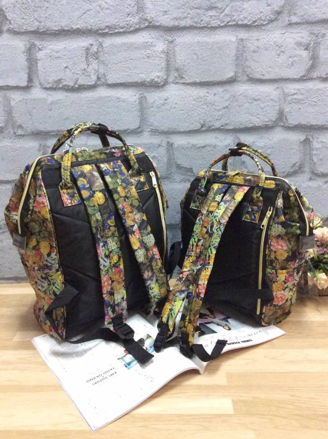 เป้ฮิตติดชาร์จกับ Anello รุ่น The emporium dark brown (limited edition) ขนาดมินิ กำลังดี วัสดุผ้าแคนวาสสลับหนัง polyester ปากกระเป๋ากว้างมีโครง มีตัวล้อคที่หูจับ ด้านหลังมีซิปสะดวกต่อการหยิบของภายใน ด้านข้างมีช่องทั้งสองข้าง กว้างจุได้เยอะ น้ำหนักเบา ดูแล