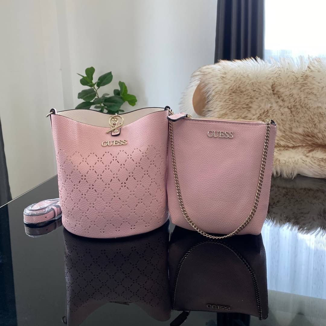 Guess Amara Bucket Handbag ซื้อ 1 ได้ถึง 2 กระเป๋ารุ่นใหม่ล่าสุดทรงถังสุดน่ารัก พิมพ์ลายรอบใบ วัสดุหนังนิ่มคุณภาพดี นิ่ม น้ำหนักเบา ด้านหน้าประดับด้วยโลโก้แบรนด์สวยโดดเด่น เปิด-ปิดด้วยด้วยตัวคล้องอะไหล่เงินสะดวกใช้ ด้านในโล่ง มีสายยาวปรับระดับได้มาให้ มาพ