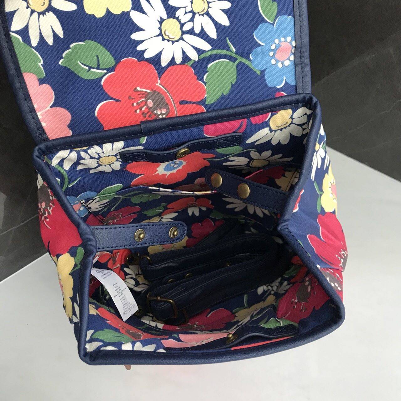 Cath Kidston Backpack Bag กระเป๋าถือหรือเป้สะพายหลัง วัสดุCanvas+Polyester อย่างดี เนื้อหนา น้ำหนักเบา ประดับโลโก้ด้านหน้า เปิดปิด ด้วยกระดุมเเม่เหล็กทั้งด้านนอก/ใน มีช่องซิปด้านหน้าใส่ กระเป๋าสตางค์ หรือมือถือได้ หัวซิปหนังปั๊มโลโก้ ภายในมี ช่องเล็ก 1 ช่