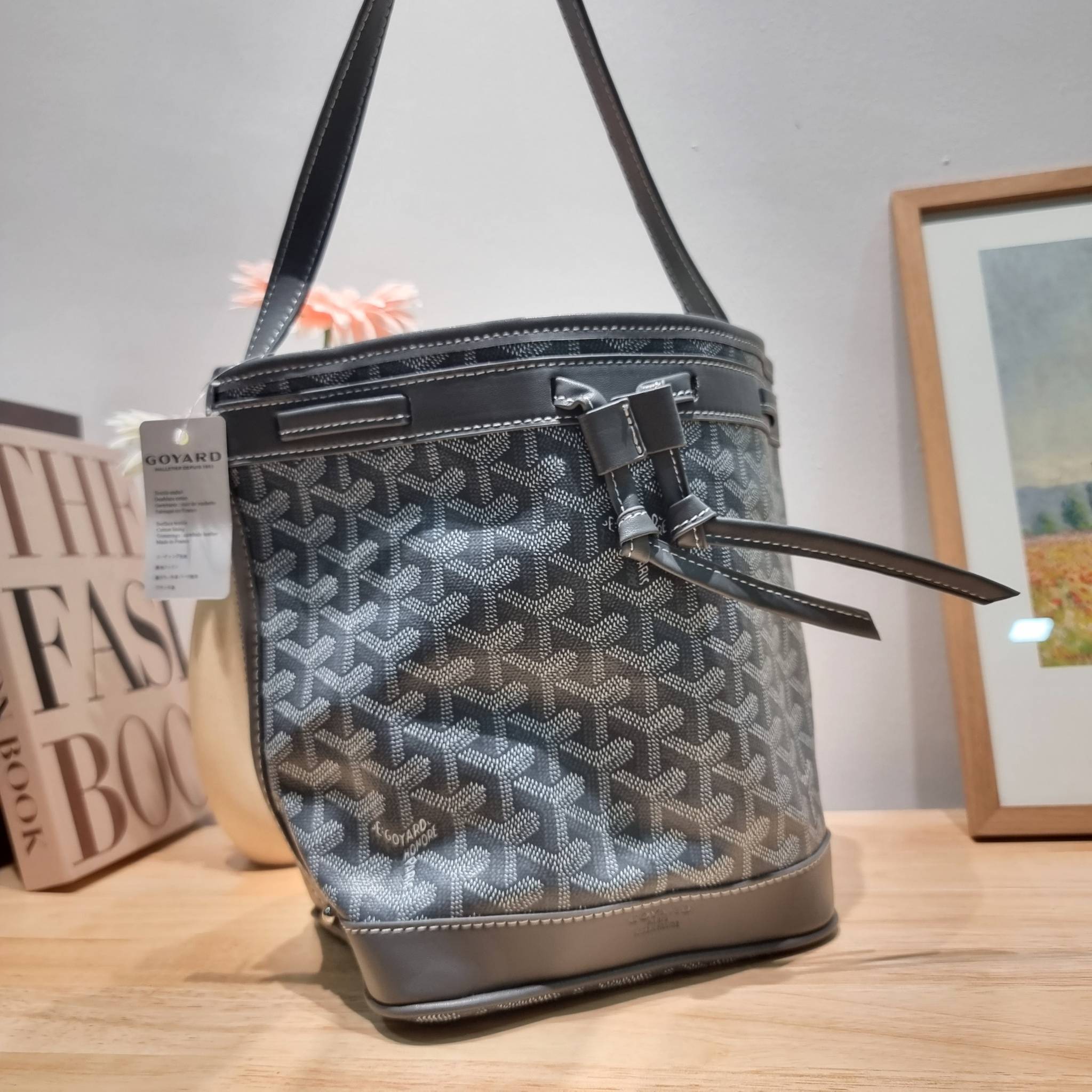 GOYARD PETITE FLOT BUCKET BAG กระเป๋าสะพายทรงบัคเก็ต ที่ดีไซน์สะดวกต่อชีวิตมาก รูปทรงคลาสสิค ดีไซน์เป็นเอกลักษณ์ สดใสทุกสี ดูผู้ดีในตัว วัสดุหนังแคนวาสพิมพ์ลายสวยคม ปากกระเป๋ารูดเปิด-ปิดได้ตามชอบ ภายในเป็นช่องโล่ง ใส่กระเป๋าสตางค์ มือถือ ได้ครบถ้วน มาพร้อ
