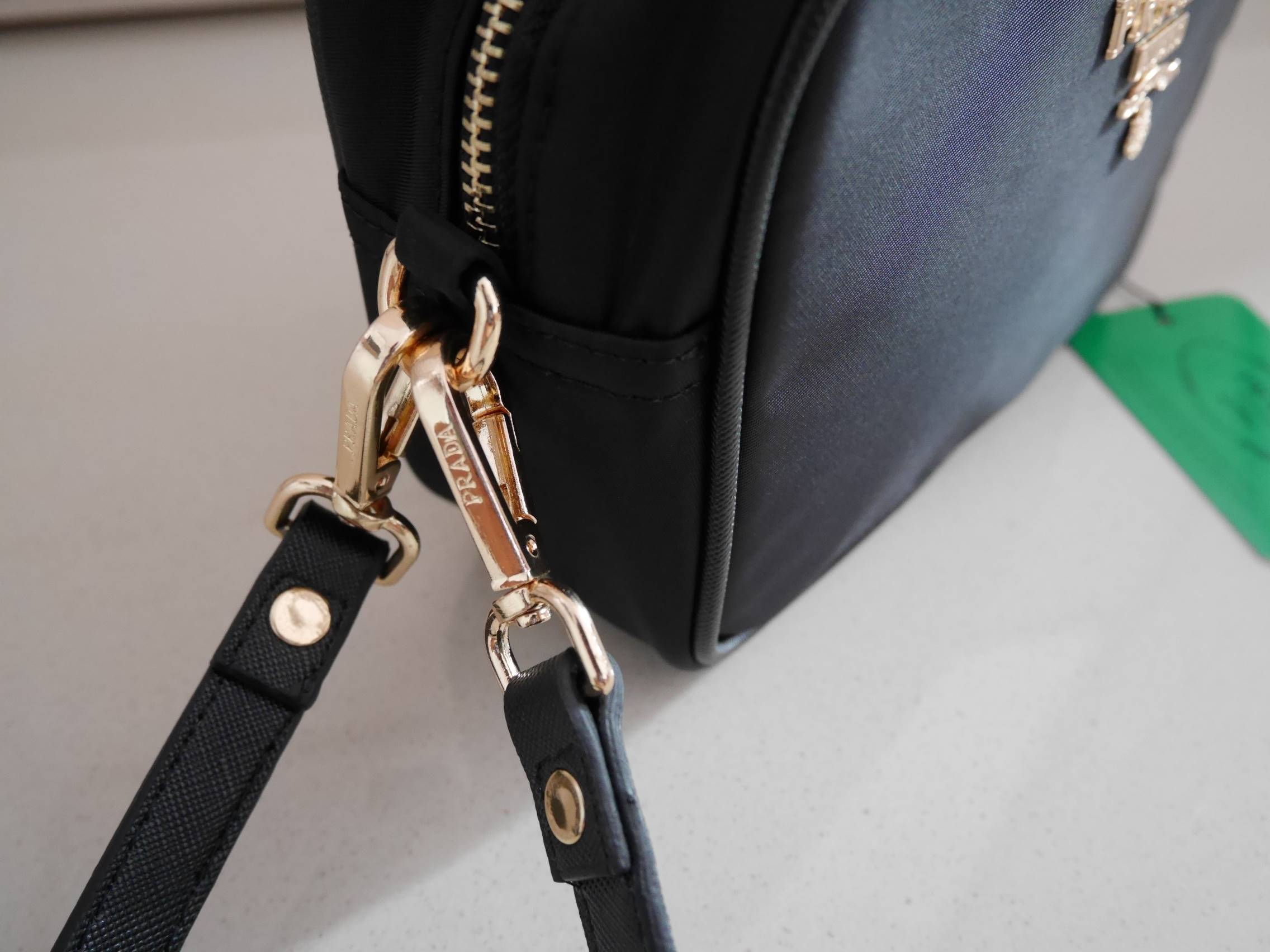 งานพรีเมี่ยมกิ้ฟ จากเคาเตอร์ต่างประเทศนะคะ 🎈 ☃🎄 ล็อตใหม่ค้า กับทรงน่ารัก mini crossbody งานพรีเมี่ยมกิ้ฟ จากเคาเตอร์ต่างประเทศ เป็น Best Seller อีกหนึ่งรุ่นเลย จากแบรนด์ PRADA เป็นทรงสี่เหลี่ยม กระเป๋าเป็นผ้า nylon ทั้งใบ เลิศมาก สา