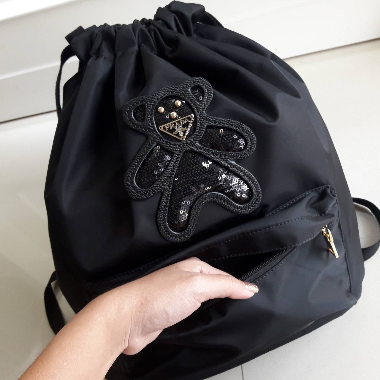 เป้ทรงใหม่ รอบนี้ ก็มานะคะ กระเป๋าทรงเป้หูรูด Nylon Backpack ทรน่ารัก จากงานพรีเมี่ยมกิ้ฟ จากเคาเตอร์ต่างประเทศ ด้านหน้ามีช่องซิปใส่ของ หยิบใช้ง่าย ด้านในเปิดปิดด้วยหูรูด มีช่องแยกด้านในอีกค้า ด้านหลังมีช่องซิปเก็บของสำคัญ เพิ่มอีกช่อง **ขนาดกำลังดีคะ ใบน