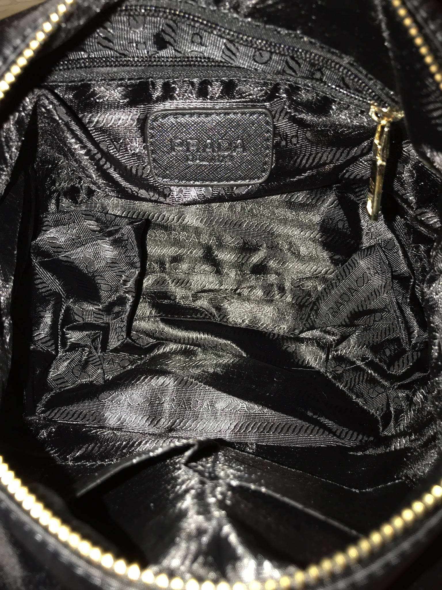 มาแล้วค้า! PRADA NYLON CROSSBODY BAG กระเป๋าสะพายพรีเมี่ยมกิ้ฟจากเคาน์เตอร์ต่างประเทศ Limited edition วัสดุ Nylon เนื้อหนาคุณภาพดีตามแบบฉบับแบรนด์ ขนาดใหญ่ จุได้เยอะ น้ำหนักเบา ด้านหน้าเป็นลายหมีปั๊กกลิ้ตเตอร์โลโก้แบรนด์อะไหล่ทองหรู ภายในซับ Polyester 100