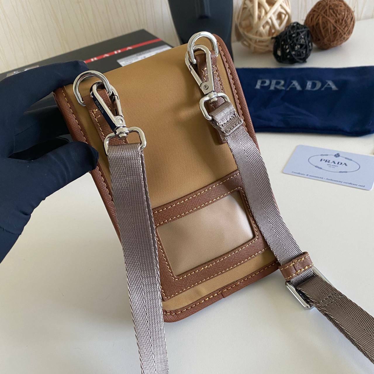 VIP Prada crossbody nylon bag PRADA Re-Nylon and Saffiano leather smartphone case พร้อมส่ง สีเข้าใหม่ เป็นรุ่นที่ถามหากันเยอะมากๆ งานสวยมาก ทำจากผ้าnylonพิเศษ สลับหนังแท้ ใช้ได้ทั้งชาย-หญิง จะ Cross body คาดเอว หรือคล้องกับหูกางเกงชิคๆ ก็เท่มากเลยค่าา งาน