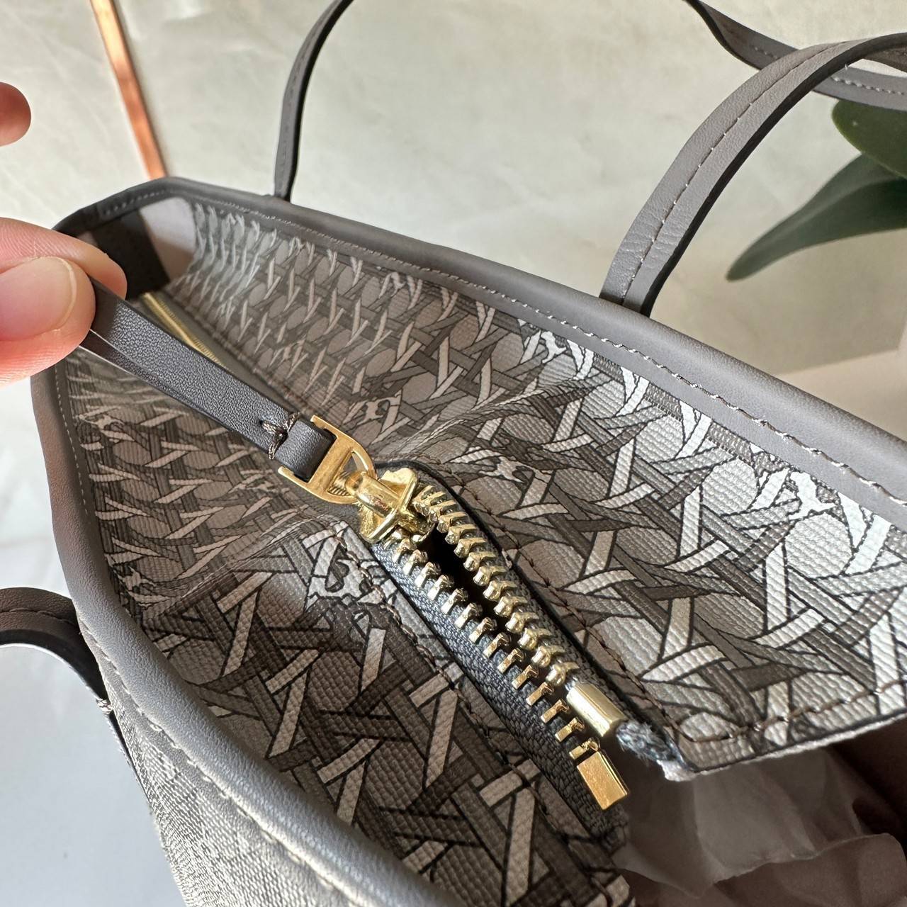 Tory Burch Ever Ready Zip Tote Small Coated Canvas / Tory Burch Geo Logo Tote กระเป๋าโท้ท พิมพ์ลายด้วยลวดลายสานตะกร้าอันเป็นเอกลักษณ์ของแบรนด์ ซึ่งได้แรงบันดาลใจจากความหลงใหลในงานจักสานของผู้ก่อตั้ง