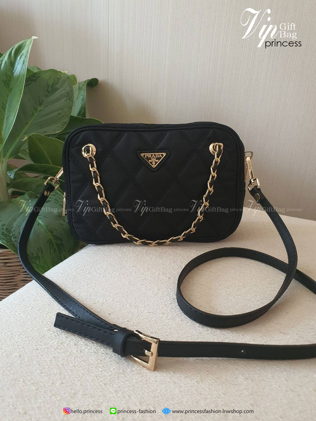 รุ่นใหม่มาแรง จากแบรนด์ PRADA รุ่นMini handbag มาพร้อมกันถึง2สาย สายคล้องติดกระเป๋า และสายยาว Crossbody วัสดุทำจากผ้าNylon ลายตาราง สวยหรูดูดีมากคะ เปิดปิดด้วยซิป ภายใรมีป้ายโลโก้แบรนด์ มีช่องซิป อละช่องใส่ของแยกอีก บุผ้าลายแบรนด์อย่างดี ใส่ของำด้หลากหลาย