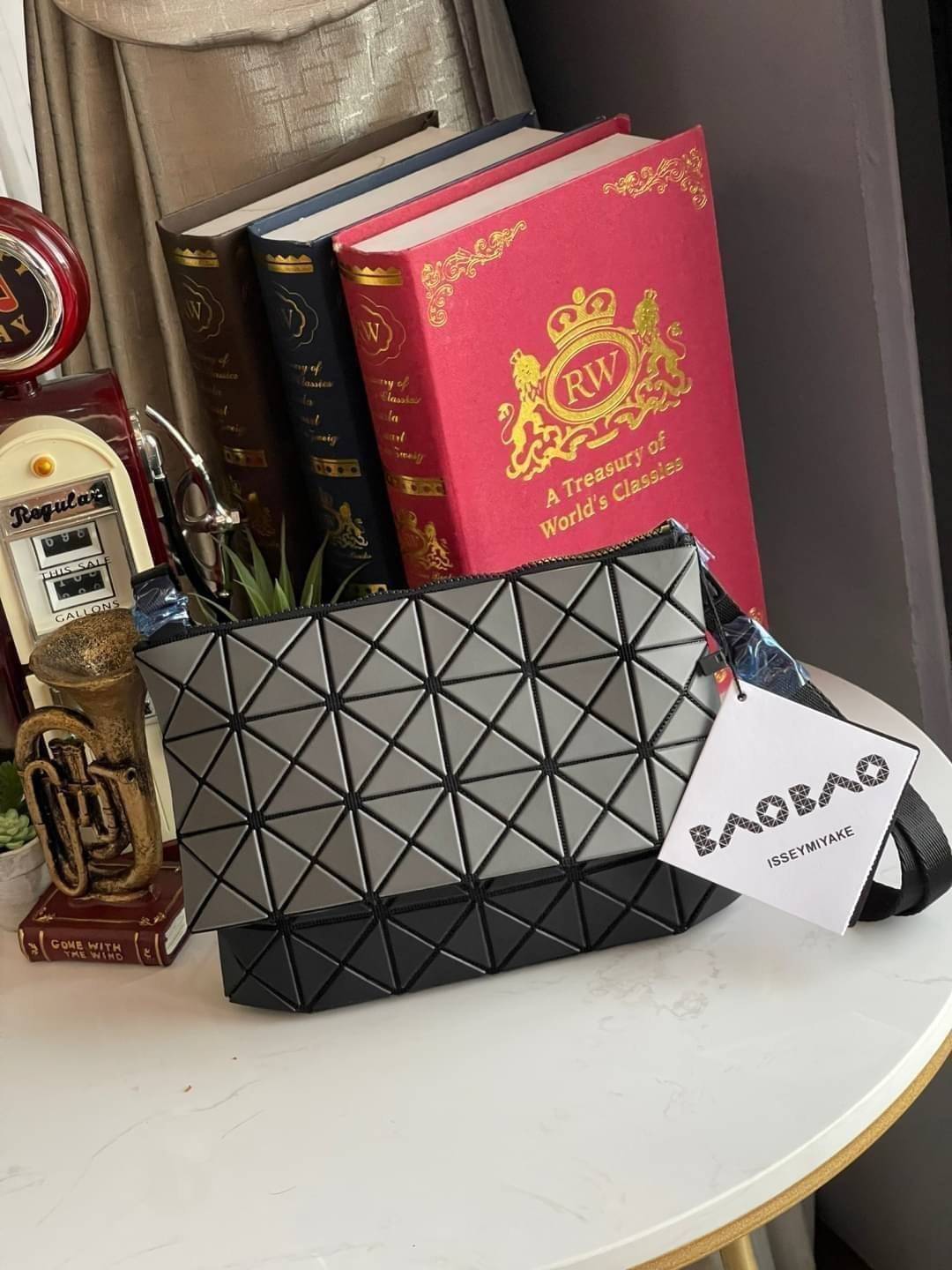 Baobao Issey Miyake Prism Kangaroo crossbody bag กระเป๋าสะพาย Crossbody รูปทรงสี่เหลี่ยมผืนผ้า ไซส์กำลังพอดี เห็นแบบนี้บอกเลยว่าใส่ของสำคัญได้แบบครบถ้วน ไม่ว่าจะเป็นโทรศัพท์ กระเป๋าตังค์ หรือพาวเวอร์แบงค์ จัดเป็นอีกหนึ่งรุ่นที่น่ารัก สายสะพายปรับได้ตามควา