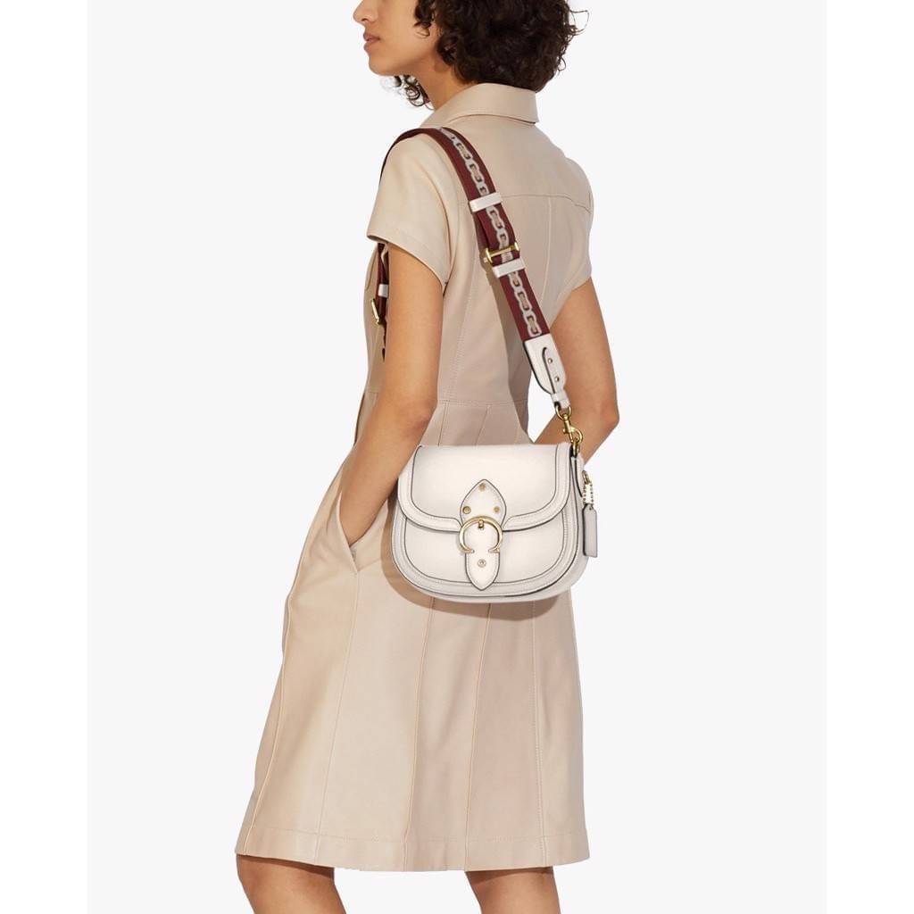 COACH C0749 BEAT SADDLE BAG The best item! ที่สาวๆรอคอย! ฮอตไฟลุก! สีหายาก ละมุนคุณหนู คอลเลคชั่นใหม่ ดีไซน์หรูหรา พิเศษมากๆมาพร้อมสายสะพาย 2 เส้น ใช้คู่กันหรือแยกสะพายก็สวยครบสูตร กระเป๋าสะพายทรง saddle คลาสสิค วัสดุหนัง glove-tanned ทนทาน เปิด-ปิดด้วยกร