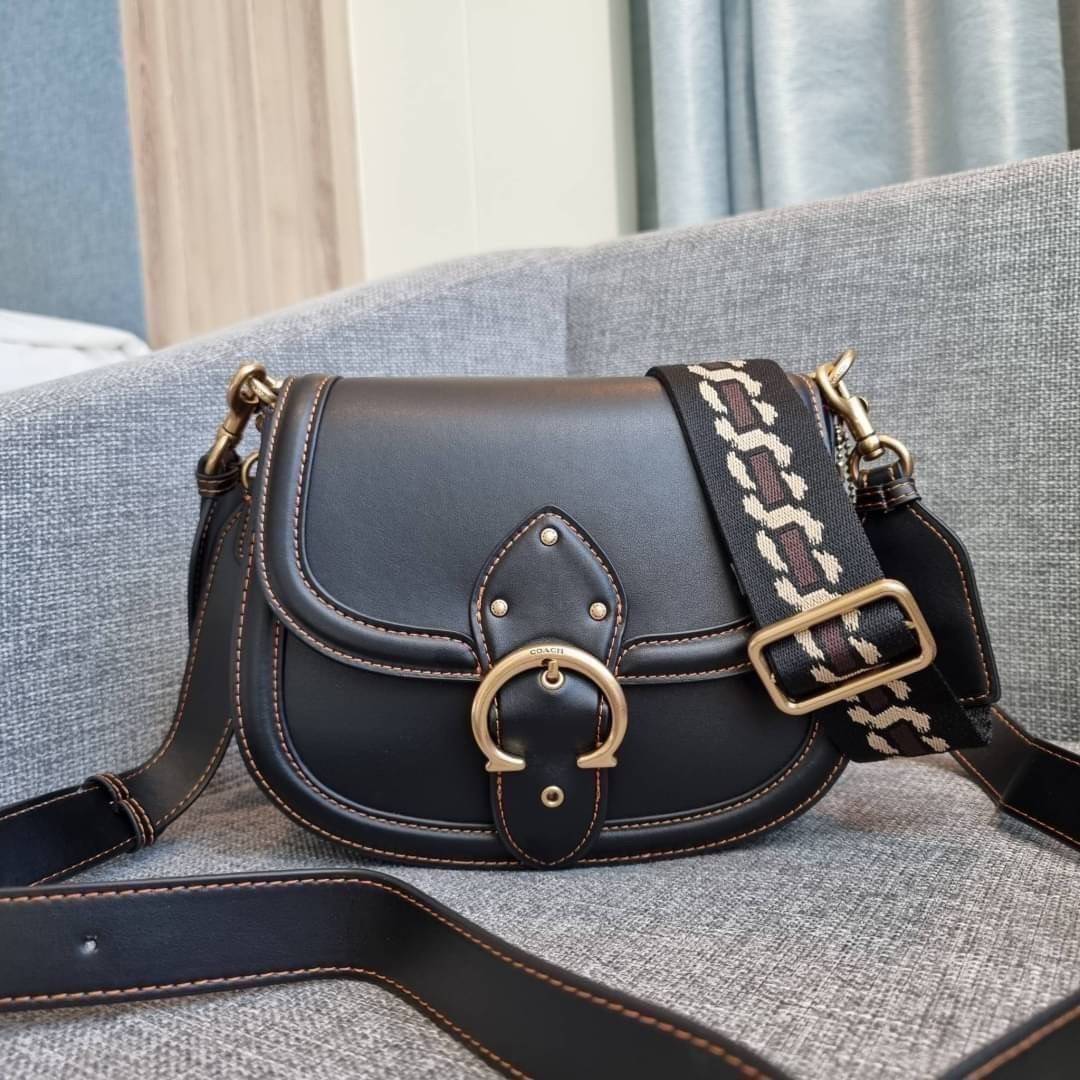 COACH C0749 BEAT SADDLE BAG The best item! ที่สาวๆรอคอย! ฮอตไฟลุก! สีหายาก ละมุนคุณหนู คอลเลคชั่นใหม่ ดีไซน์หรูหรา พิเศษมากๆมาพร้อมสายสะพาย 2 เส้น ใช้คู่กันหรือแยกสะพายก็สวยครบสูตร กระเป๋าสะพายทรง saddle คลาสสิค วัสดุหนัง glove-tanned ทนทาน เปิด-ปิดด้วยกร