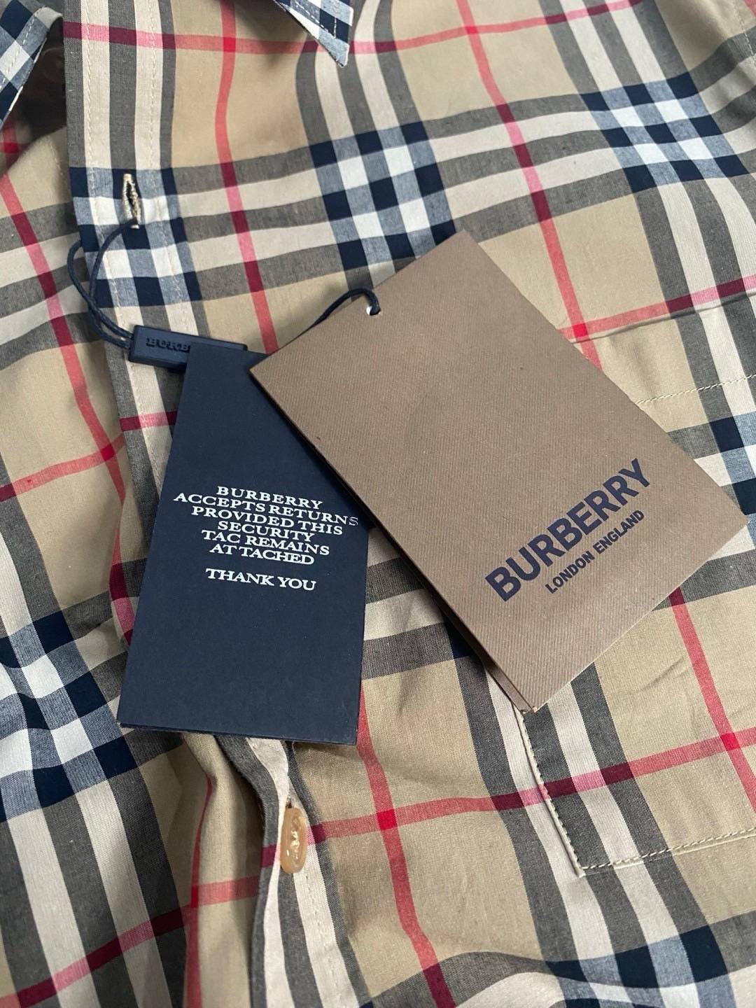 BURBERRY Shirt งานปักละเอียดมากๆ VIP 1:1 แนะนำให้ต้องมีเป็นเจ้าของ เสื้อเชิ้ตงานแบรนด์เนื้อผ้าอย่างดีงานนำเข้าจากโรงงานเทียบแบรนด์ เกรดท็อปออริจินอล เกรดดีสุด เทียบแท้ พร้อมป้ายแท็ก