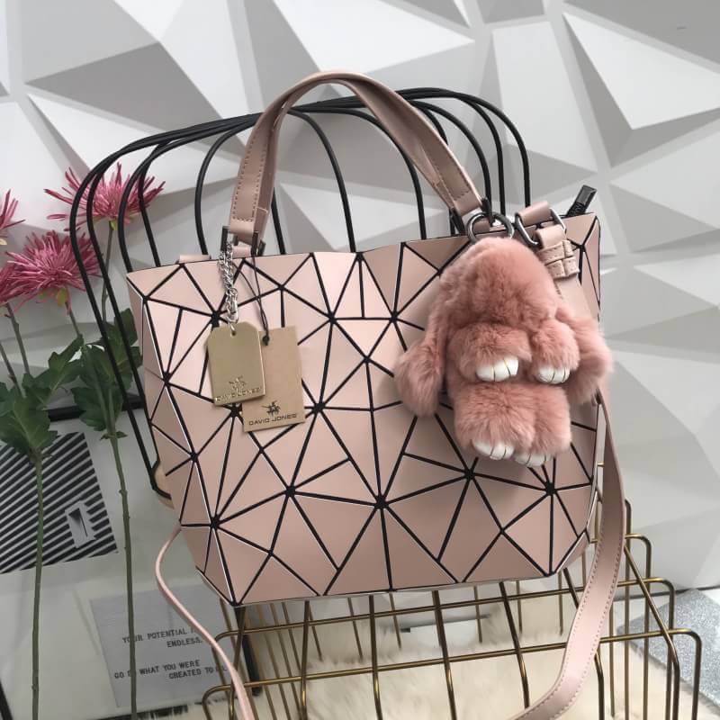 สีใหม่ Sakura Pink🌸🌸 ต้อนรับ summer กับโทนสี สดใส ลาย Limited edition หายาก 👍ปรับทรงได้ 2 แบบ น่ารักมาก สี Gloss grey สวยที่สุด มาพร้อมกระต่ายเข้า set เลิศคะ กระเป๋า จากแบรนด์ David Jones กระเป๋าสะพายข้างดีไซน์เกร๋มาก สีสวยหรูมาก ข