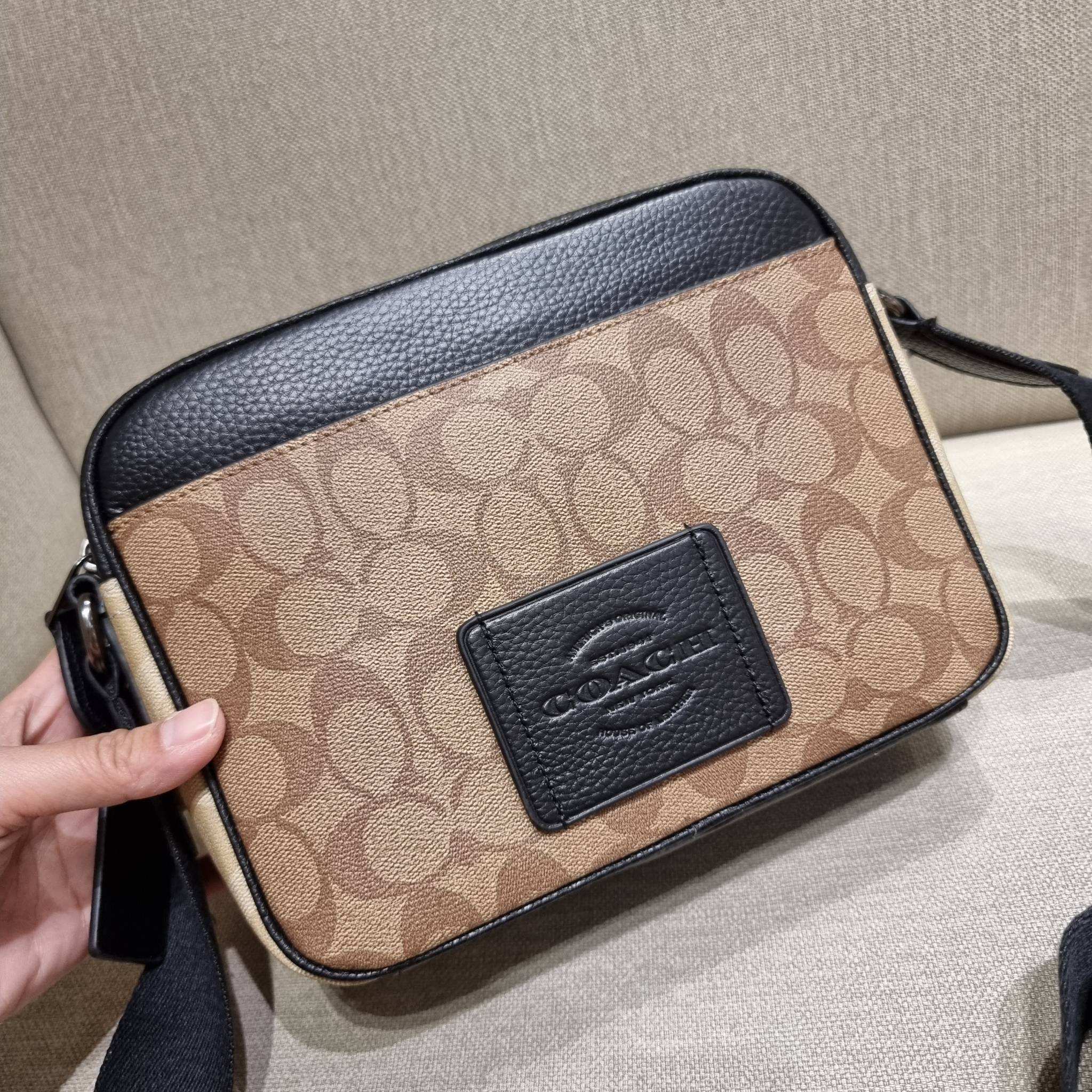 COACH C6080 HUDSON CROSSBODY IN BLOCKED SIGNATURE CANVAS ยกความคูลมาให้หนุ่มๆถึงที่!! ไอเท็มเด็ดหายาก กระเป๋าสะพายข้างดีไซน์ตัดสี เท่ไม่ซ้ำ วัสดุหนังแคนวาสสลับหนัง pepble ทนทาน ใช้งานง่าย ด้วยฝาปิดแบบกระดุมแม่เหล็กด้านหน้า และซิปที่ช่องหลัก ใช้ของได้เลยแบ