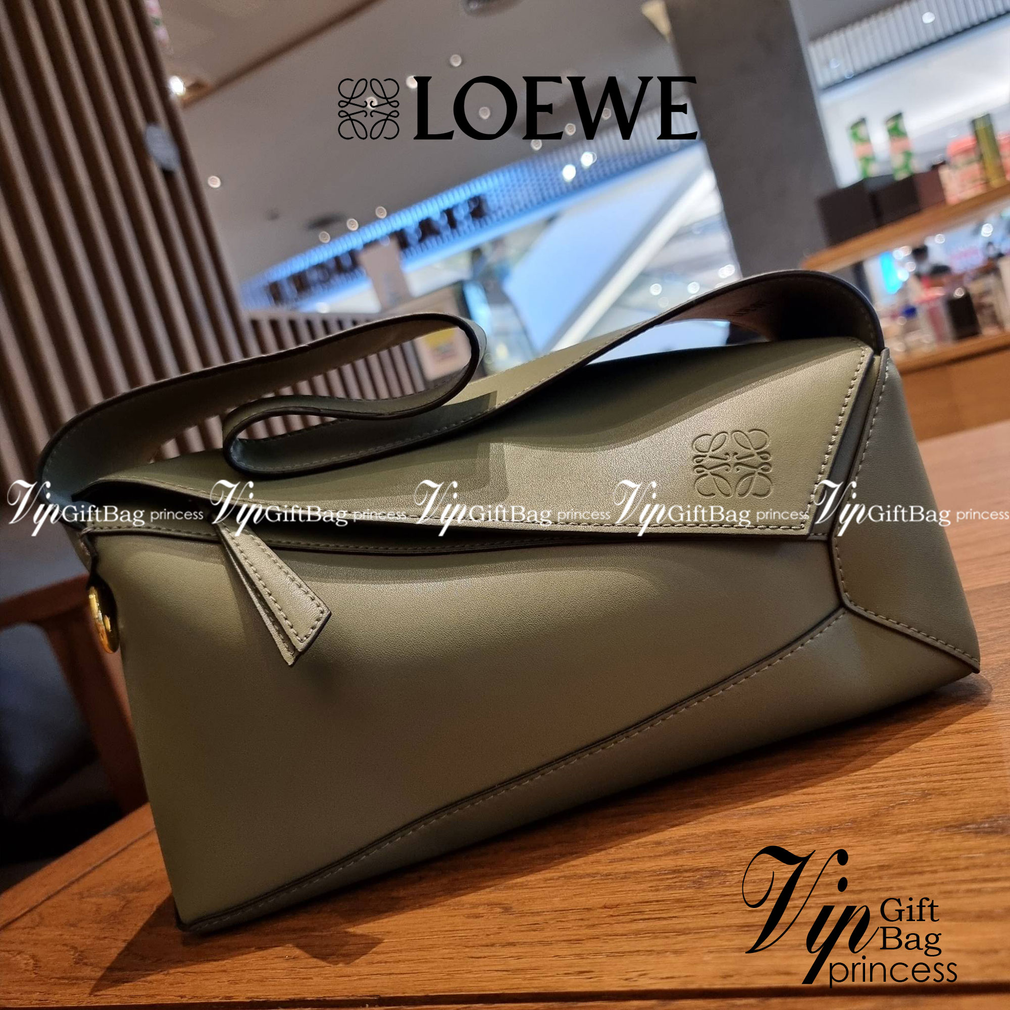 LOEWE PUZZLE HOBO BAG ใหม่ล่าสุด กับแบรนด์ที่มีดีไซน์โดดเด่นเป็นเอกลักษณ์ สวยหรูทุกรุ่นจริงๆ!! กระเป๋าสะพายโฮโบ ทรงสวย สไตล์พัซเซิลคลาสสิค วัสดุหนังวัวฟอกสี นิ่มมือ ฟินมาก!! เปิดใช้งานด้วยซิป ที่ภายในโล่งกว้าง ใส่ของสำคัญได้ครบไม่มีพลาด แบบสบายๆ มาพร้อมสา