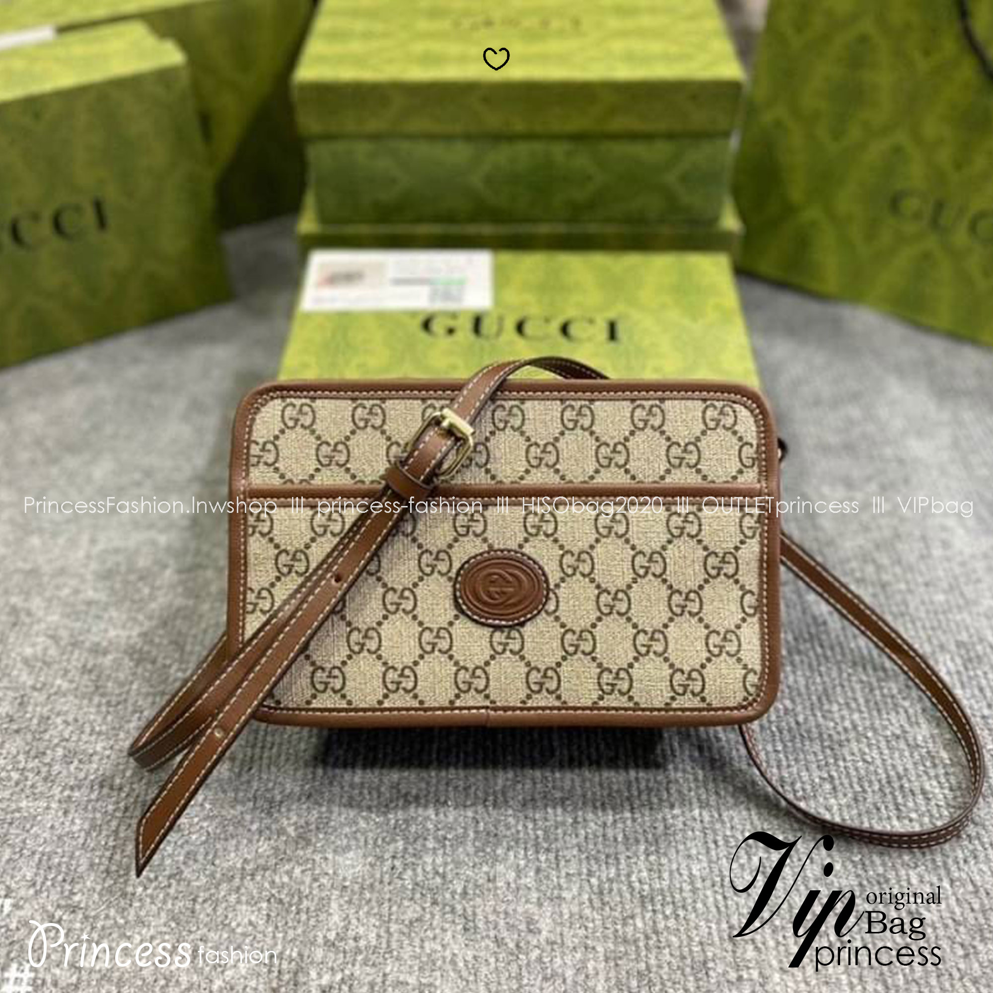 GUCCI Mini bag with Interlocking G กระเป๋าสะพายดีไซน์สวยสไตล์วินเทจดั้งเดิม รูปทรงกล่องใช้งานง่าย ใช้ได้ทั้งชายหญิง คลาสสิคและน่ารักในตัว ใช้ได้หลายโอกาสสะพายคล่องตัว เป็นอีกรุ่นที่แนะนำ ใช้ได้เป็น every look เลยค่ะ
