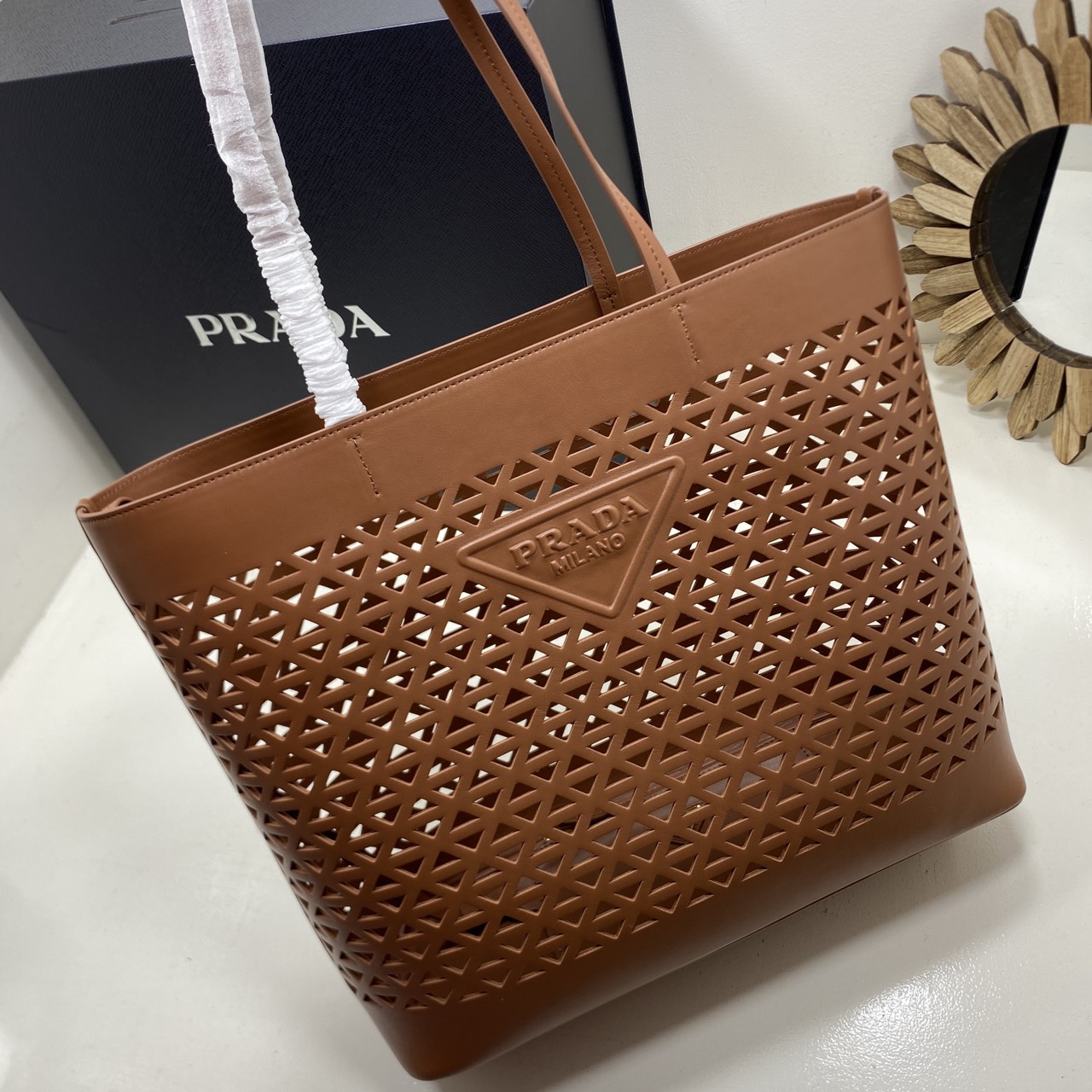 TOP ORI หนังแท้ | Prada Large perforated leather tote bag กระเป๋าทรงโท้ทใบใหญ่ ใจบางที่สุดกับคอลเลคชั่นนี้ ที่เพิ่มดีเทลความแพงด้วยการฉลุลวดลายรอบใบ ถักทอเป็นเส้นลายสานที่สวยงามมาก งานฝีมือจริงๆ