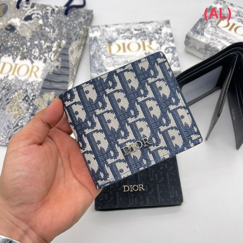 DIOR Bifold Short Wallet Oblique Jacquard กระเป๋าสตางค์ใบสั้น ผ้าแจ็คการ์ดสวยงามคลาสสิก ประดับอะไหล่ชื่อแบรนด์ โทนสีใช้งานง่าย คลาสิกตามแบบฉบับแบรนด์ ไอเท็มที่ท่านชายห้ามพลาดค่ะ
