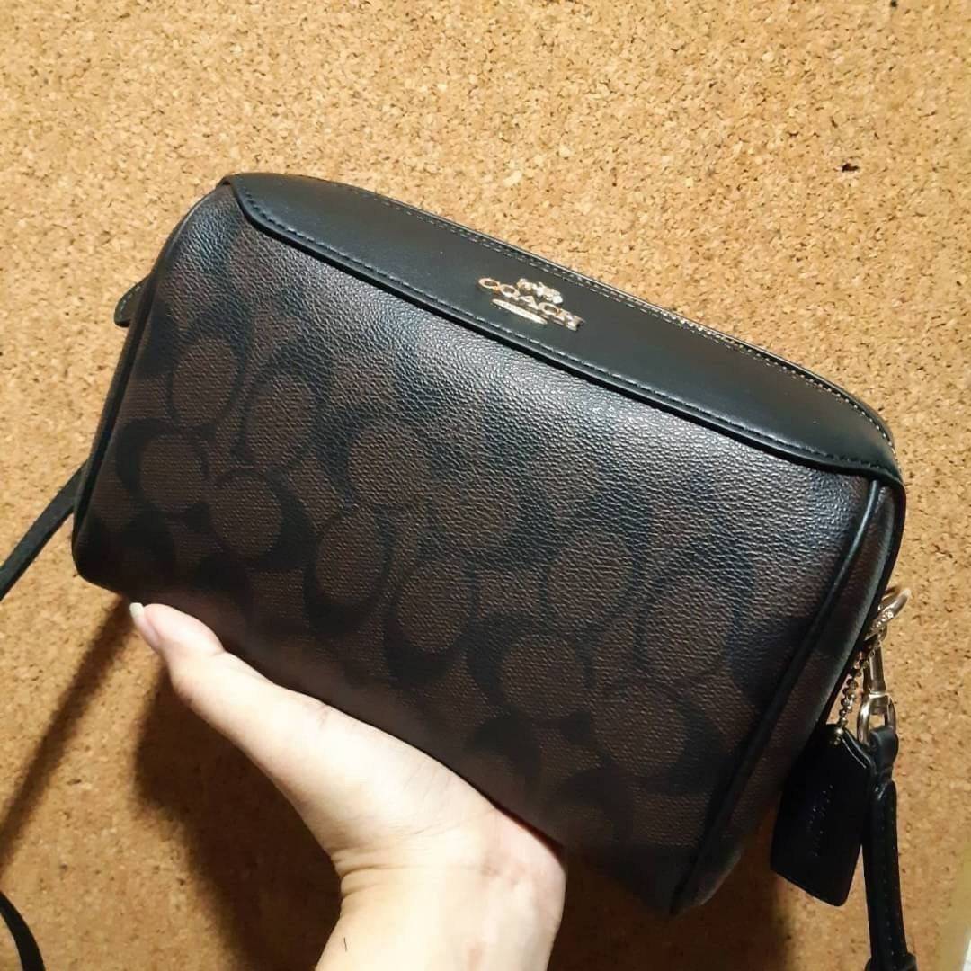 COACH BENNETT CROSSBODY IN SIGNATURE CANVAS กระเป๋าสะพายข้าง รุ่นหมอนไร้หูในตำนาน!! คัมแบคจ้า กลายเป็นรุ่นที่ตามหากันไปแล้วน้า ด้วยทรงที่คลาสสิค บวกดีไซน์เรียบแต่แฝงความหรู ใครๆก็หลงรักแหละ!! ดูออก!! วัสดุหนังแคนวาสเคลือบคุณภาพดี เปิด-ปิดด้วยซิป มาพร้อมสา