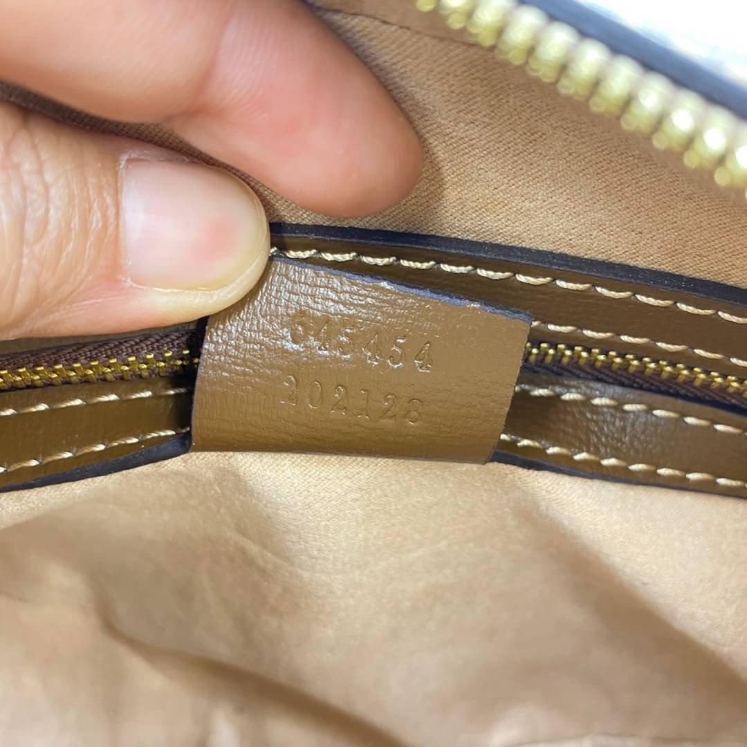 VIP 】Brown GUCCI Horsebit 1955 small color-block leather shoulder bag ด้วยรูปทรงกล่องอันคลาสสิกที่มาพร้อมรายละเอียดอันน่าค้นหา ดูหรูหรา สามารถใช้งานได้หลากหลายโอกาส เป็นเพื่อนคู่ใจในวันสบายๆ หรือออกงานเป็นทางการ ไม่ควรพลาดเลยค่ะ