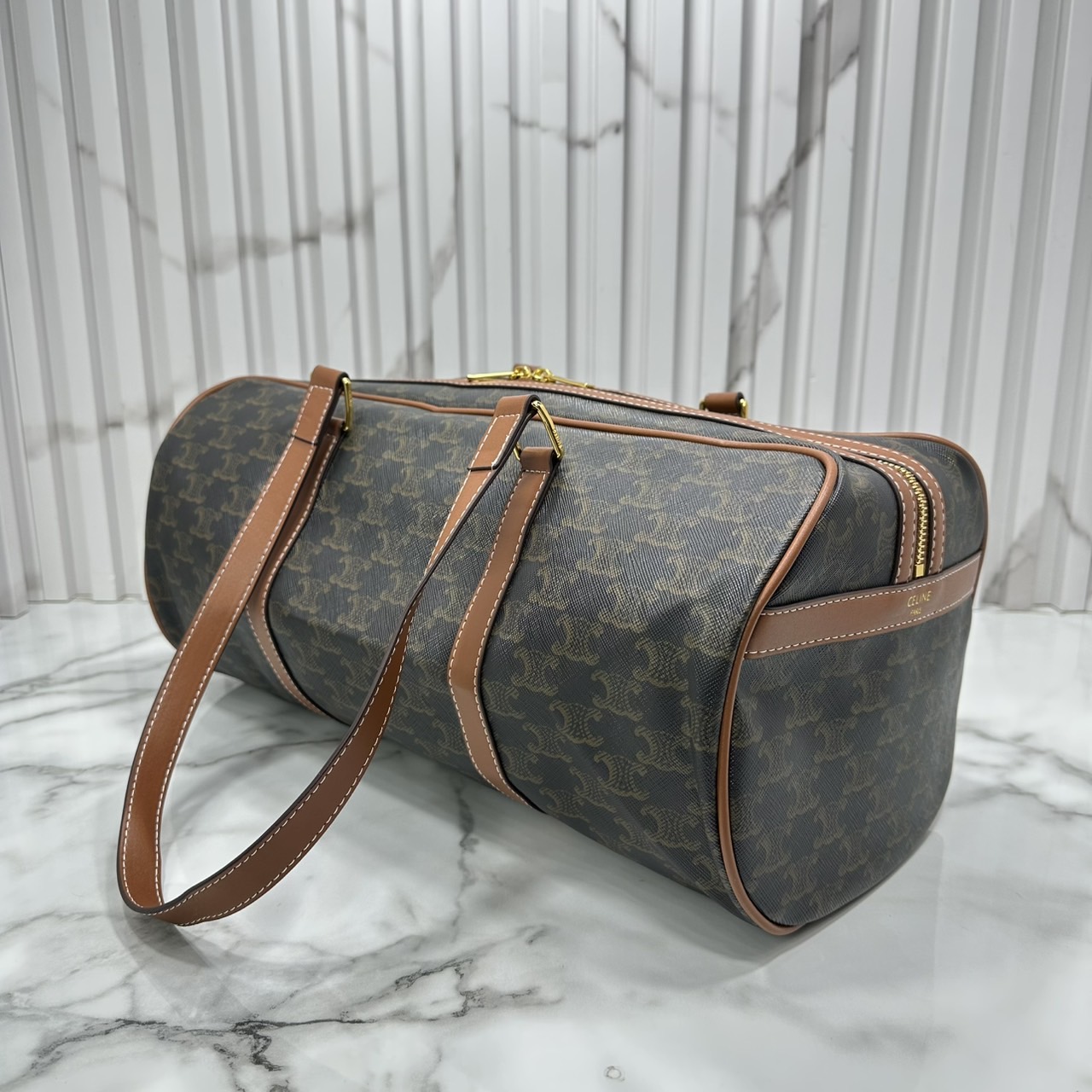 ORI หนังแท้ | CELINE GYM bag in Triomphe สายออกกำลังกายแบบติดแกรมต้องไม่พลาดใบนี้ค่ะ กับกระเป๋าทรง keepall มาในรูปทรงใหม่สปอร์ตเท่คูล ใบใหญ่ทรงเรียวไม่เทอะทะ เหมาะสำหรับใส่ของไป Gym หรือ Short Vocation ก็เหมาะมากๆ